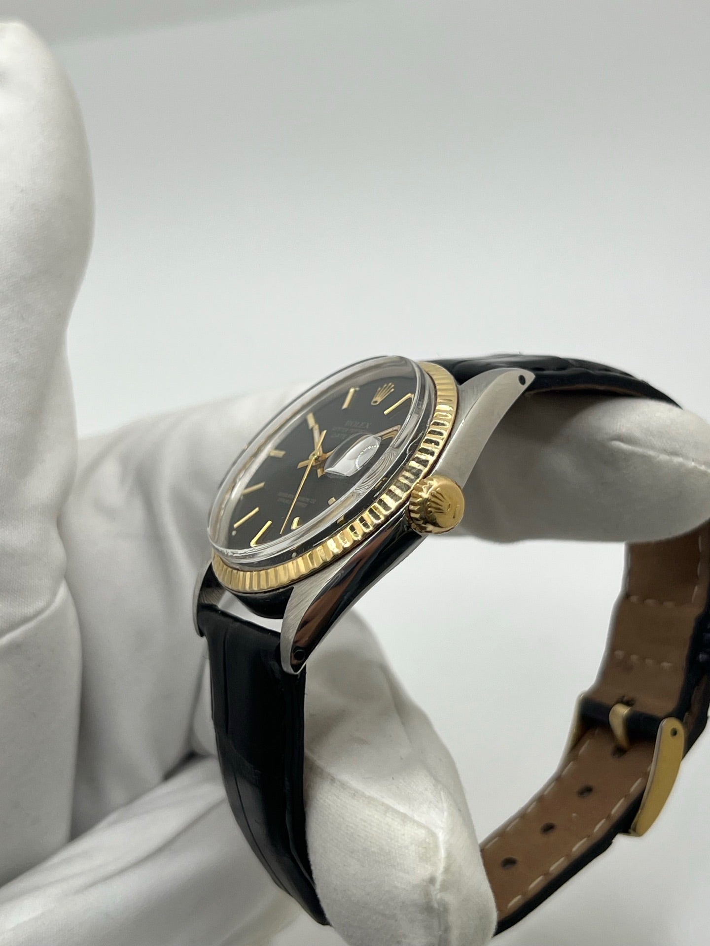 Montre Rolex Datejust 1601 de 1969 en acier et or jaune avec boîtier Oyster de 36 mm et lunette cannelée emblématique. Cadran noir d’origine offrant élégance et contraste, animé par un mouvement automatique révisé pour une précision optimale. Modèle vintage iconique en très bon état, monté sur bracelet cuir avec boucle, livré avec boîte Rolex. Pièce intemporelle, idéale pour collectionneur ou amateur de montres de prestige. Garantie 1 an.