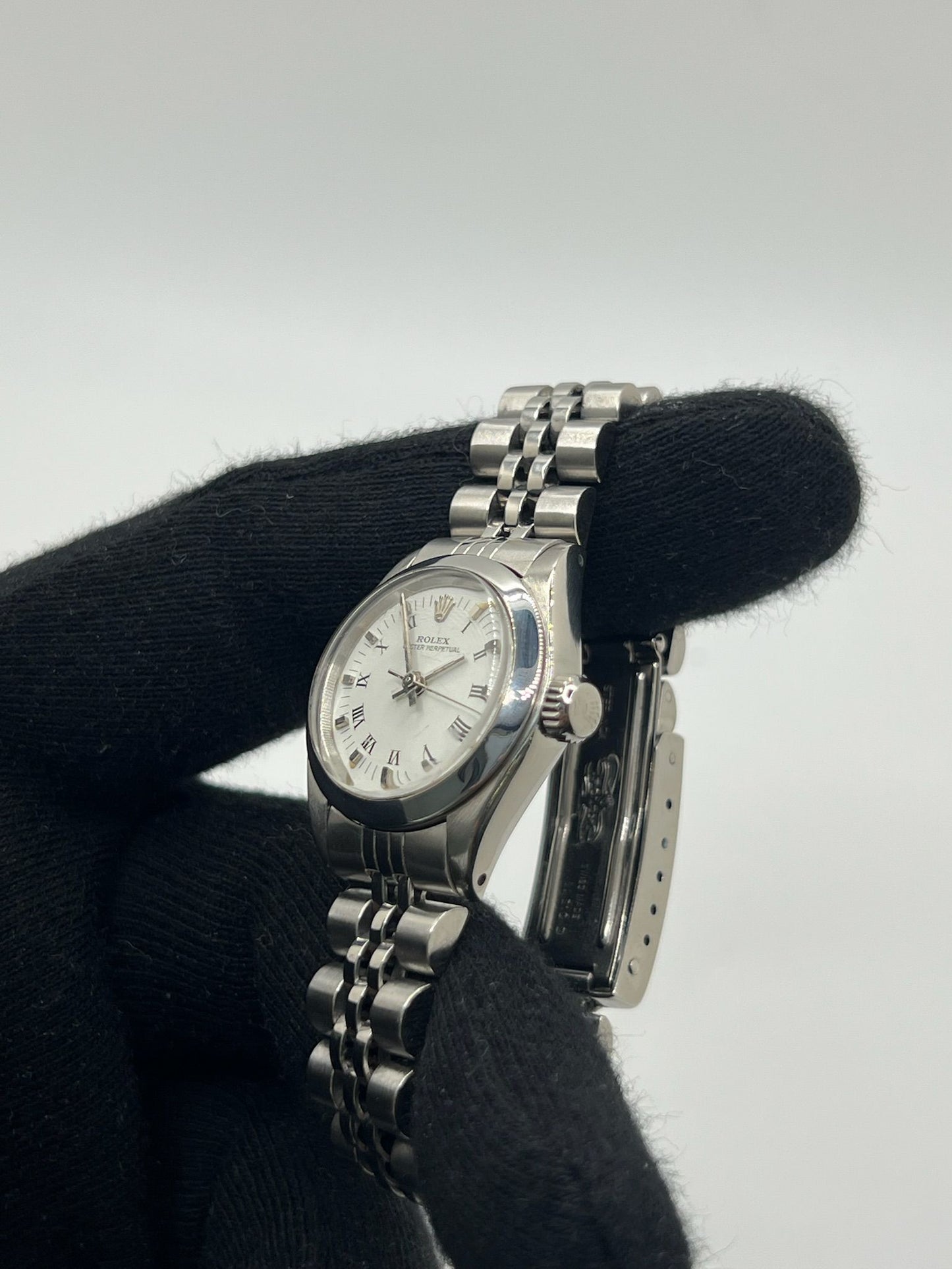 Découvrez la Rolex Oyster Perpetual Lady 26 mm, une montre automatique pour femme alliant élégance intemporelle et précision suisse. Ce modèle emblématique en acier, au cadran blanc raffiné, est parfait pour un usage quotidien ou des occasions spéciales. Avec son boîtier de 26 mm et son bracelet en acier, cette montre Rolex féminine incarne le luxe discret et la fiabilité de la maison horlogère.