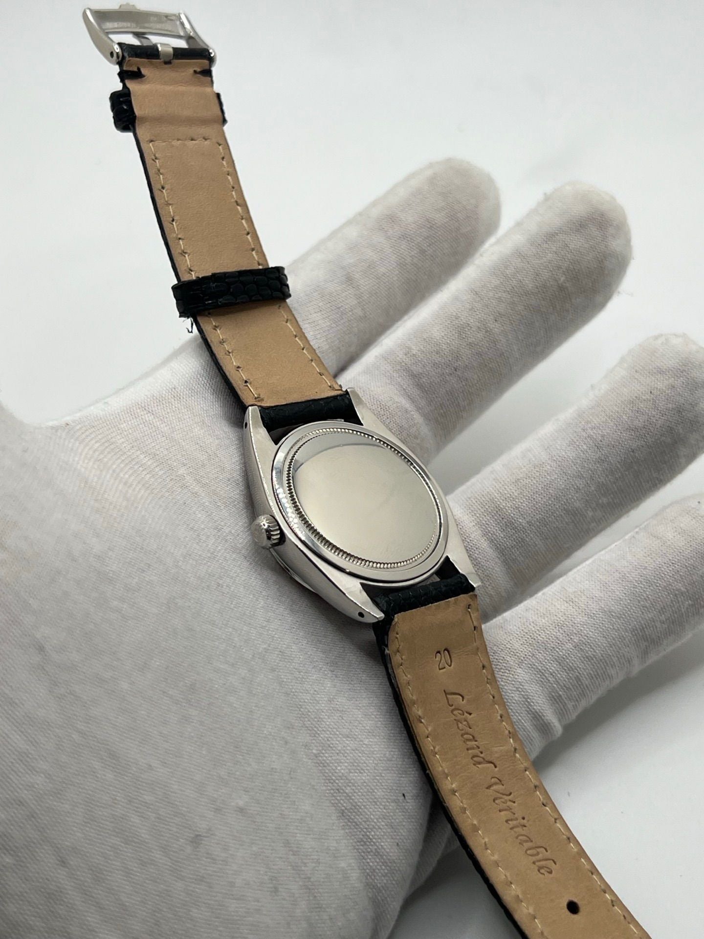 Montre Rolex Oysterdate Precision 6694, modèle vintage emblématique des années 60 en acier avec cadran noir et bracelet en cuir de lézard. Équipée d’un mouvement à remontage manuel calibre 1225, cette Rolex 6694 allie élégance intemporelle et précision horlogère, idéale pour les amateurs de montres classiques et raffinées.