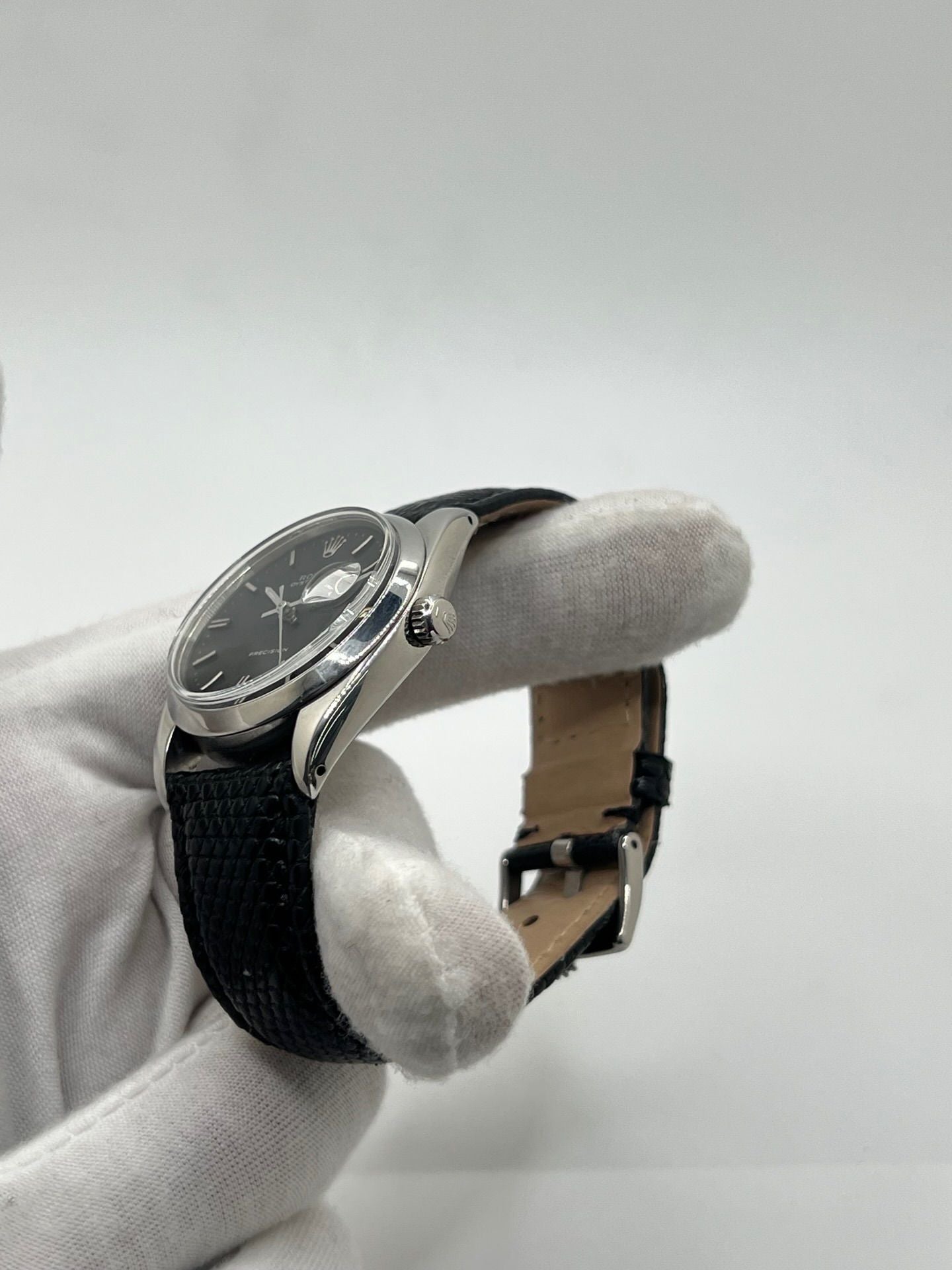 Montre Rolex Oysterdate Precision 6694, modèle vintage emblématique des années 60 en acier avec cadran noir et bracelet en cuir de lézard. Équipée d’un mouvement à remontage manuel calibre 1225, cette Rolex 6694 allie élégance intemporelle et précision horlogère, idéale pour les amateurs de montres classiques et raffinées.