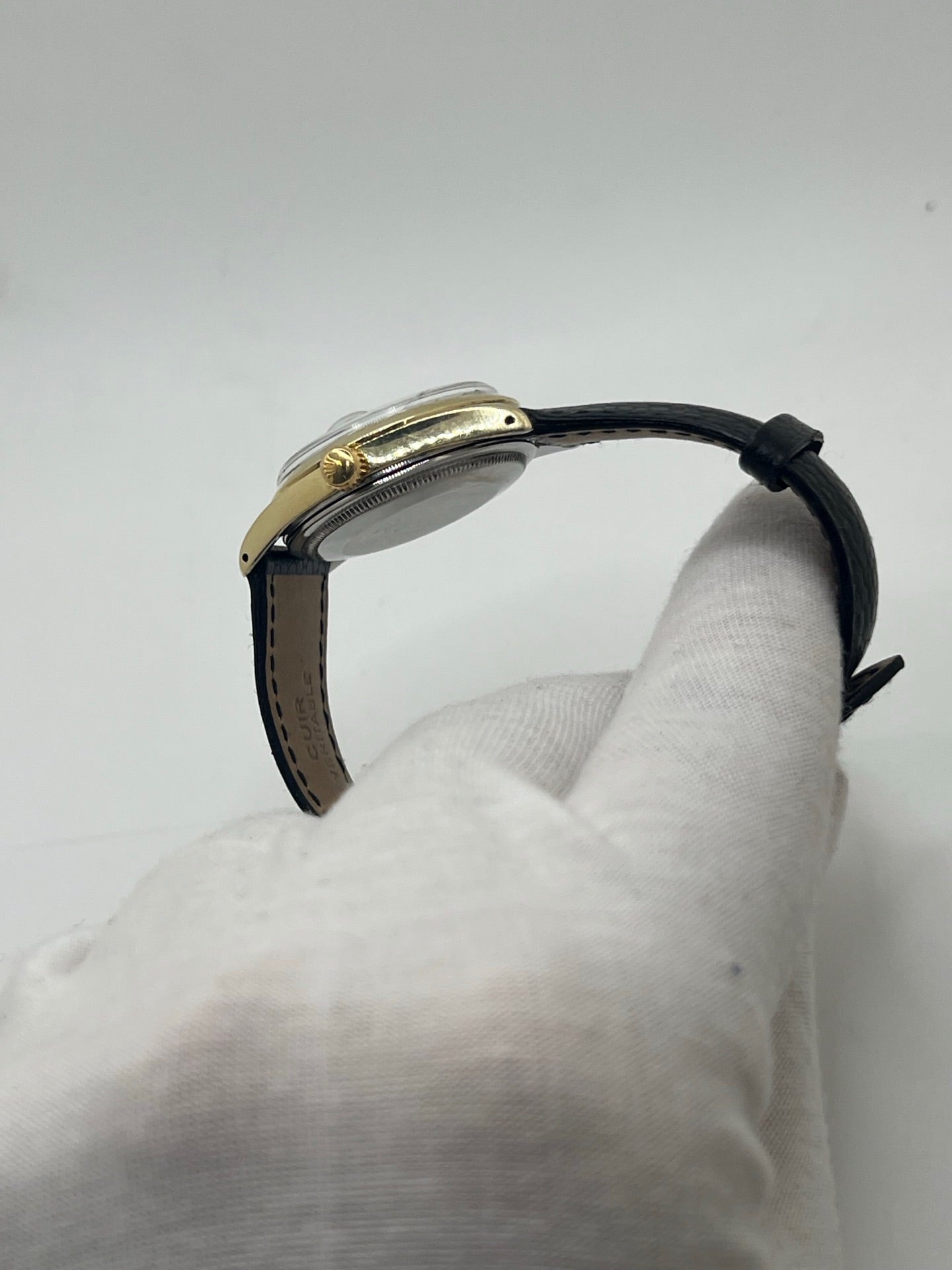 Montre Rolex Oyster Perpetual Date vintage en plaqué or, calibre automatique 1570 avec 26 pierres, cadran or et chiffres bâtons, boîtier de 34 mm, verre plexiglas. Bracelet en cuir de lézard noir avec boucle en acier. Fonction date, révision récente effectuée, coffret d’origine inclus, modèle homme/unisexe, état très bon avec légères traces d’usure.