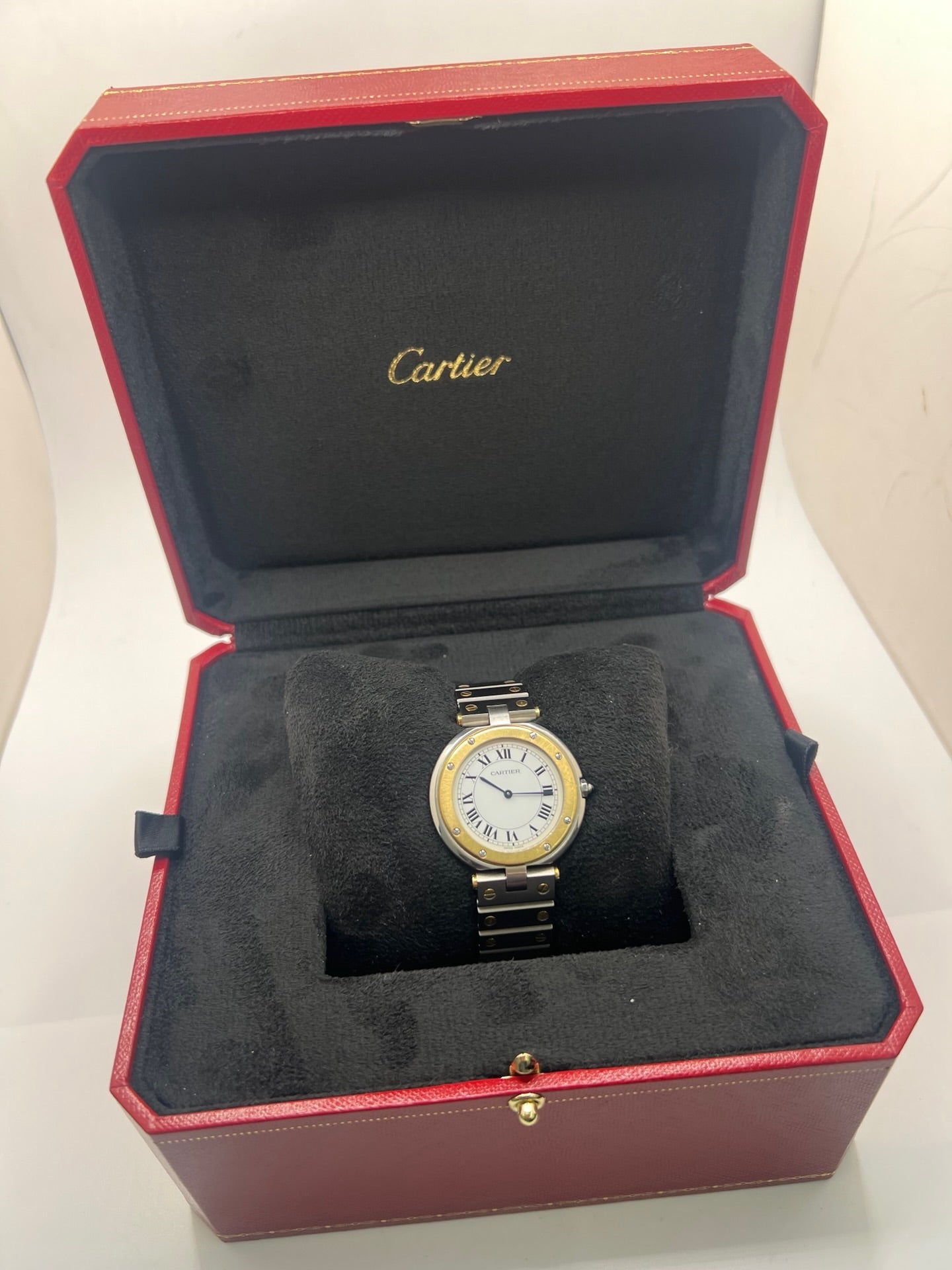 Montre Cartier Santos Ronde d'occasion en très bon état, boîtier or/acier de 33 mm avec lunette en or jaune et cadran blanc à chiffres romains. Mouvement quartz précis, verre saphir résistant aux rayures. Bracelet assorti or/acier avec boucle du même matériau. Livrée avec coffret d’origine, sans papiers. Parfaite pour collectionneurs ou amateurs de montres élégantes, disponible en stock à Paris, prix négociable
