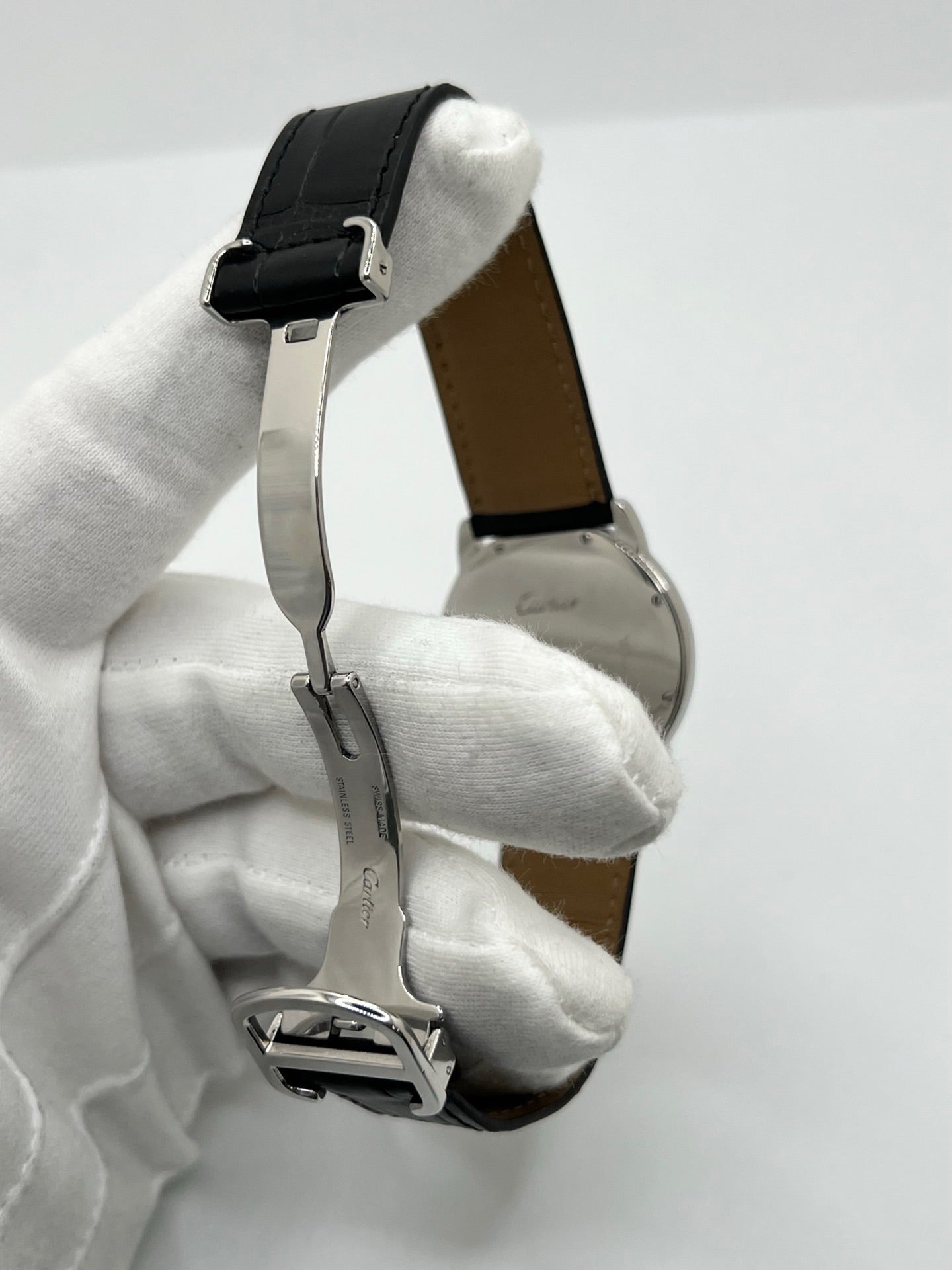 Montre Cartier Ronde Solo en acier avec cadran argent à chiffres romains, mouvement quartz et fonction date. Boîtier rond 36 x 39 mm avec verre saphir et étanchéité 3 ATM. Bracelet en cuir noir avec boucle ardillon en acier. Design classique et élégant, idéal pour homme ou unisexe. Montre d’occasion en très bon état, révisée, avec coffret d’origine.