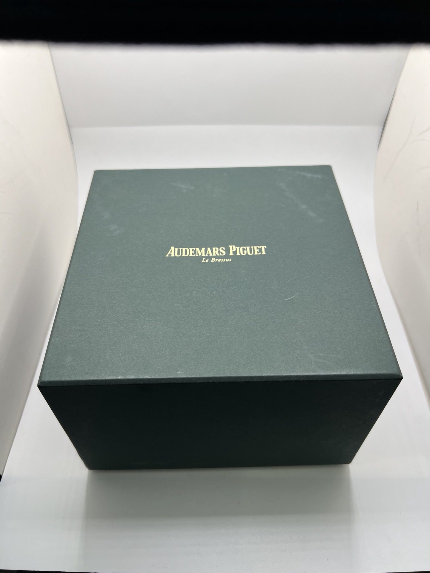 Montre Audemars Piguet Royal Oak Offshore “Juan Pablo Montoya” réf. 26030IO.OO.D001IN.01 en titane avec lunette carbone et cadran argent. Cette édition limitée à 1000 exemplaires est équipée du mouvement automatique Audemars Piguet calibre 2226/2840 avec fonction chronographe et date. Royal Oak Offshore de 44 mm inspirée de la Formule 1, avec fond transparent, bracelet cuir noir et papiers d’origine de 2004. Montre de collection rare et recherchée.