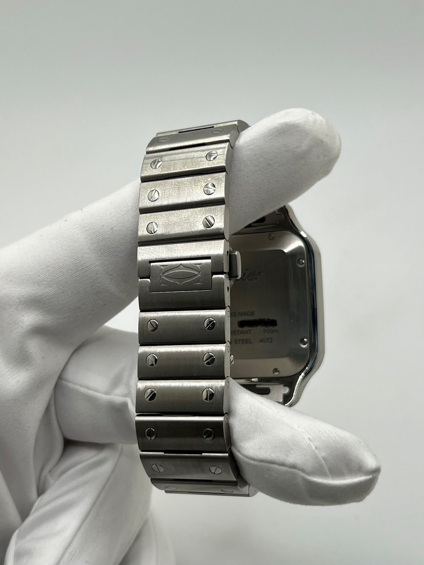 Montre Cartier Santos WSSA0030 en acier avec boîtier carré de 39,8 x 40 mm, cadran bleu à chiffres romains et aiguilles luminescentes. Modèle automatique équipé du calibre 1847 MC avec fonction date et verre saphir. Bracelet acier avec boucle déployante assurant confort et élégance. Montre de luxe sportive et iconique, idéale pour un usage quotidien ou une collection horlogère raffinée. Pièce d’occasion en très bon état, révisée, avec coffret et papiers d’origine.