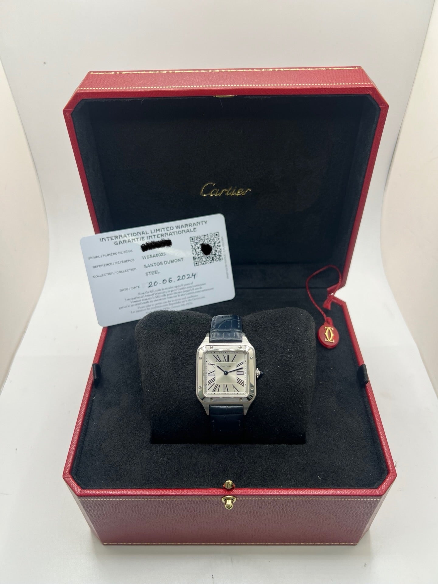 Montre élégante Santos Dumont en acier avec cadran argent et chiffres romains, équipée d’un mouvement quartz précis. Bracelet en cuir de crocodile bleu avec boucle ardillon en acier. Boîtier 38 x 27,5 mm, verre saphir et étanchéité 3 ATM. Design raffiné, idéal pour un style classique et sophistiqué. Disponible avec coffret et papiers d’origine.