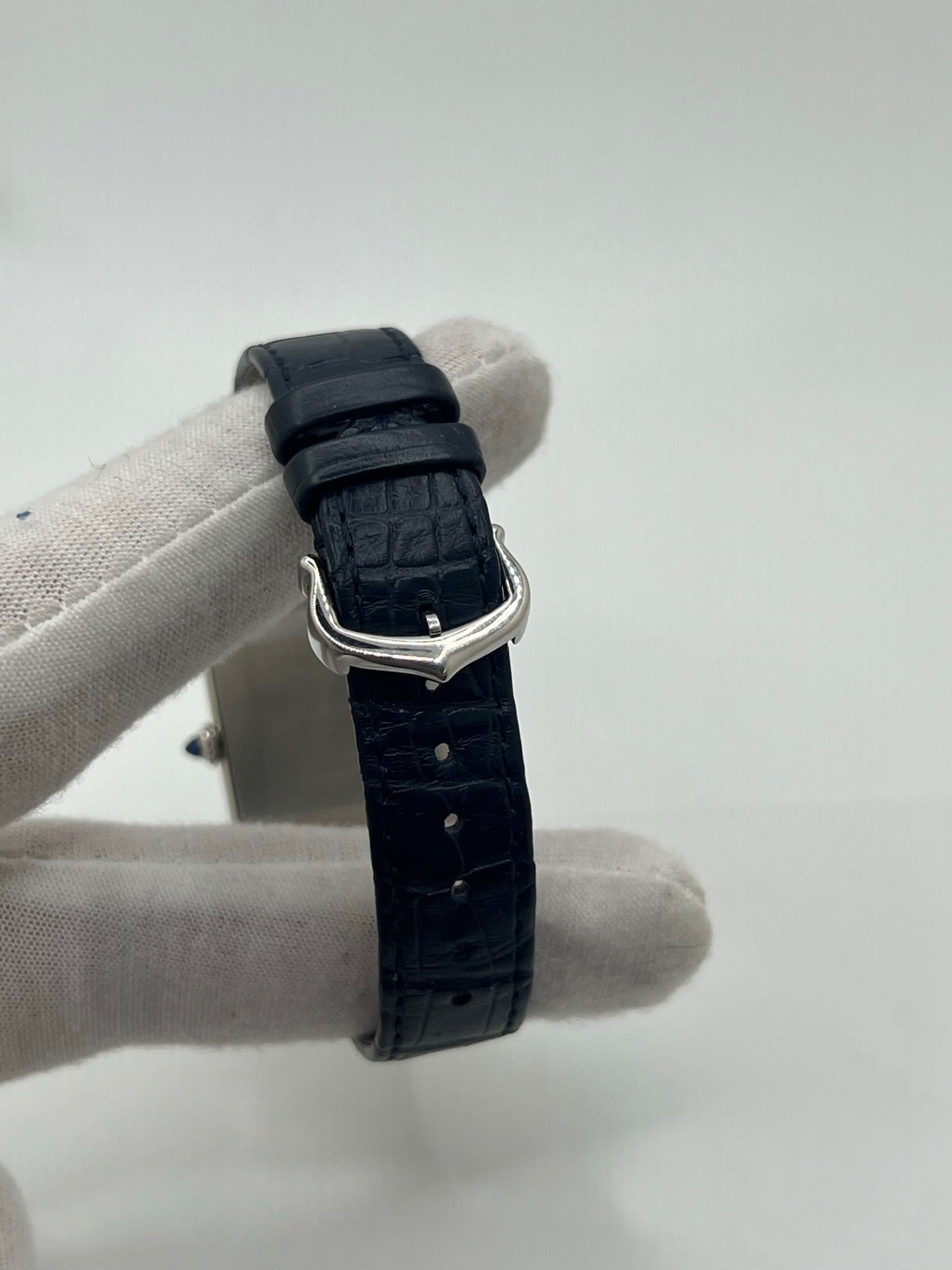 Montre élégante Santos Dumont en acier avec cadran argent et chiffres romains, équipée d’un mouvement quartz précis. Bracelet en cuir de crocodile bleu avec boucle ardillon en acier. Boîtier 38 x 27,5 mm, verre saphir et étanchéité 3 ATM. Design raffiné, idéal pour un style classique et sophistiqué. Disponible avec coffret et papiers d’origine.