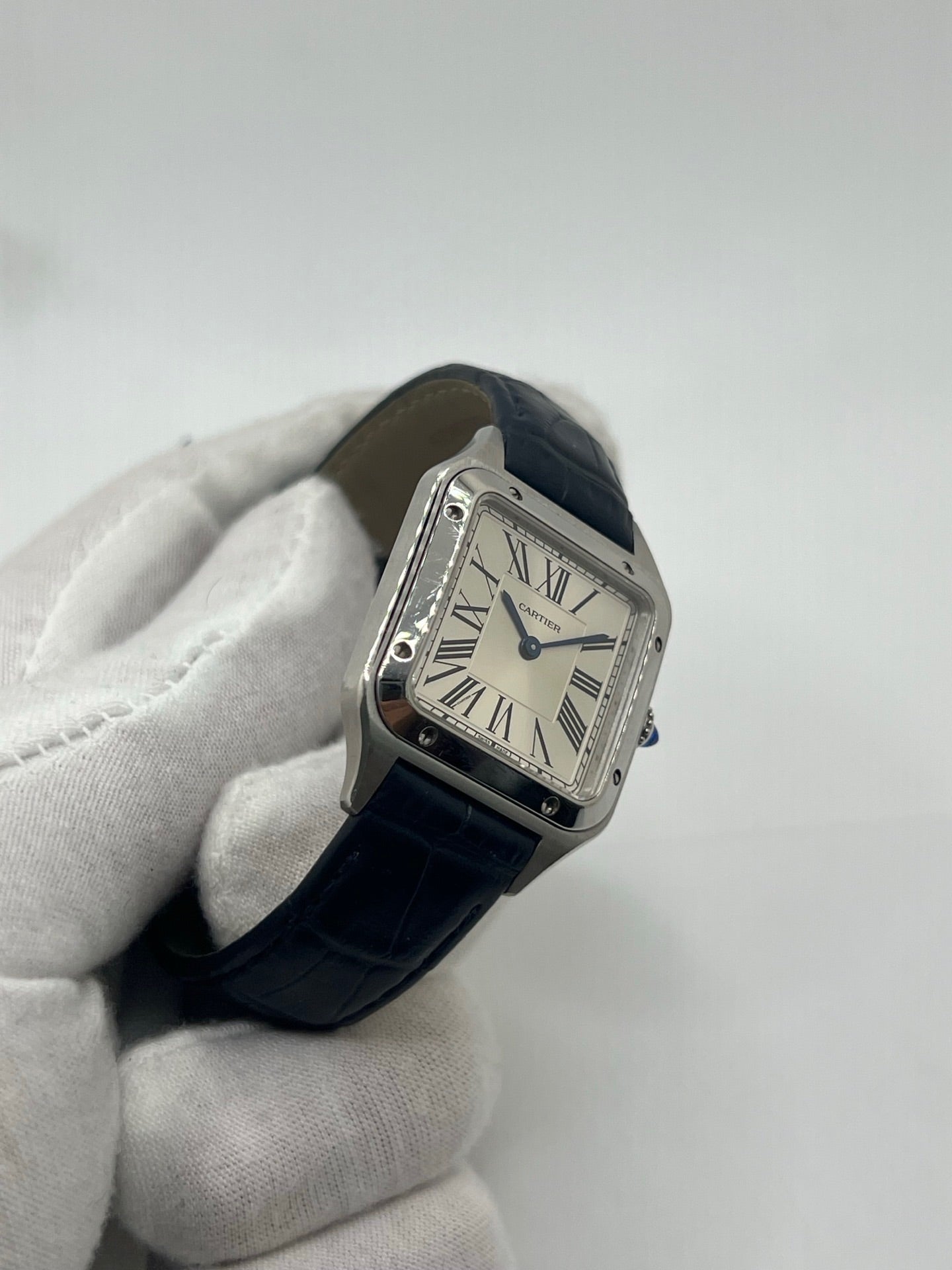 Montre élégante Santos Dumont en acier avec cadran argent et chiffres romains, équipée d’un mouvement quartz précis. Bracelet en cuir de crocodile bleu avec boucle ardillon en acier. Boîtier 38 x 27,5 mm, verre saphir et étanchéité 3 ATM. Design raffiné, idéal pour un style classique et sophistiqué. Disponible avec coffret et papiers d’origine.