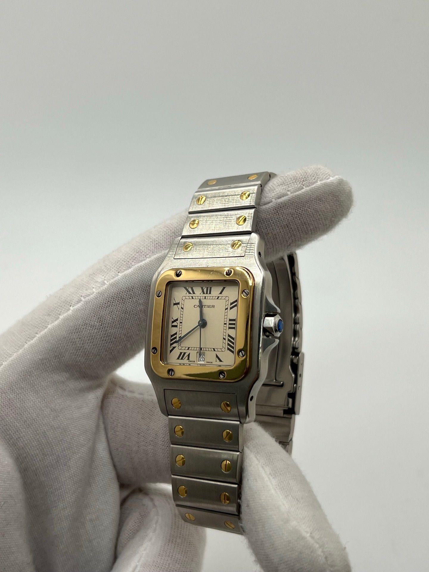 Montre Santos Galbée référence 1566 en acier, au boîtier arrondi emblématique et au bracelet intégré à vis apparentes. Modèle élégant au cadran épuré, apprécié pour son style intemporel et sa silhouette galbée confortable. Pièce horlogère recherchée par les amateurs de montres classiques et de design iconique.