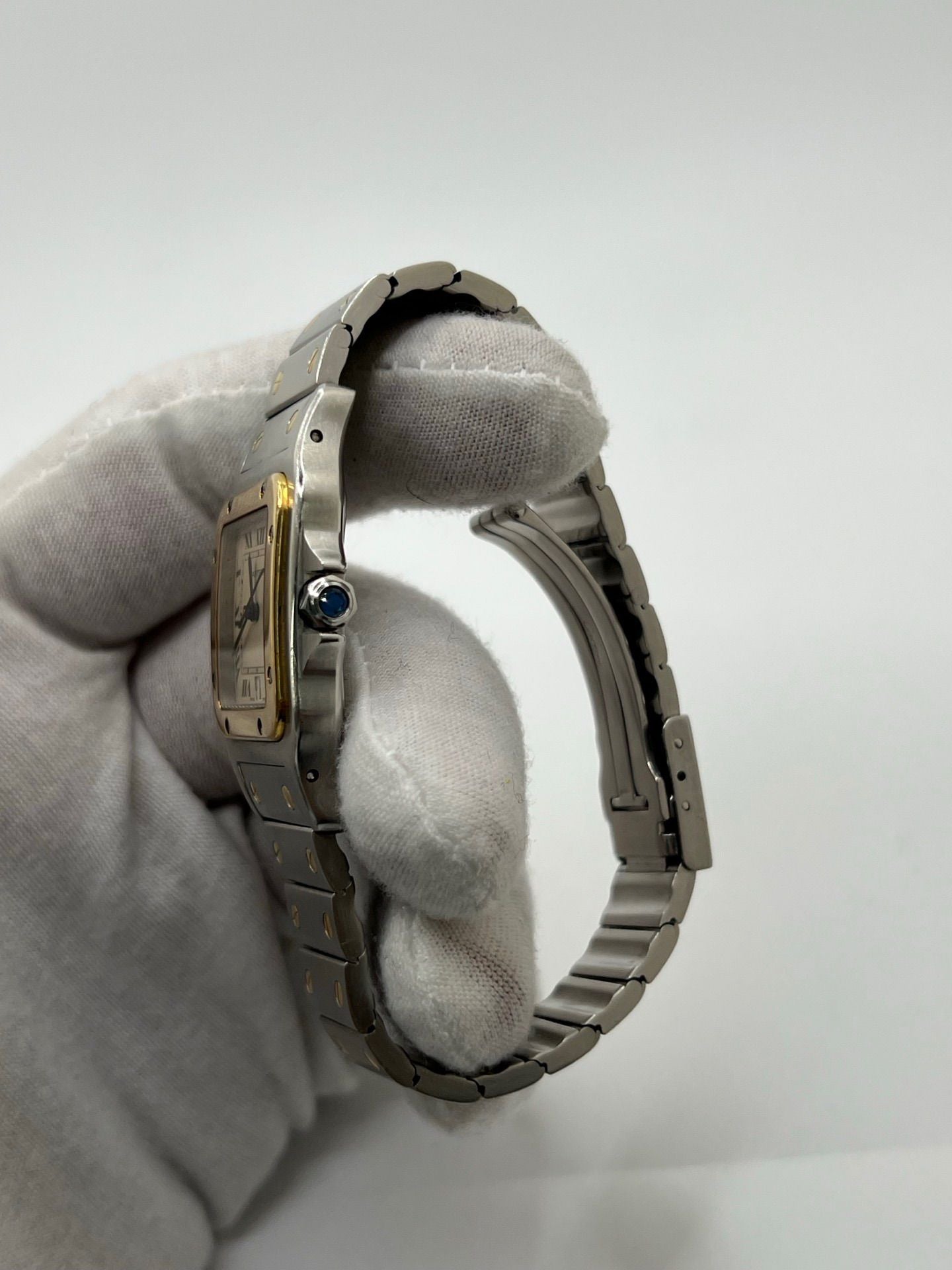 Montre Santos Galbée référence 1566 en acier, au boîtier arrondi emblématique et au bracelet intégré à vis apparentes. Modèle élégant au cadran épuré, apprécié pour son style intemporel et sa silhouette galbée confortable. Pièce horlogère recherchée par les amateurs de montres classiques et de design iconique.