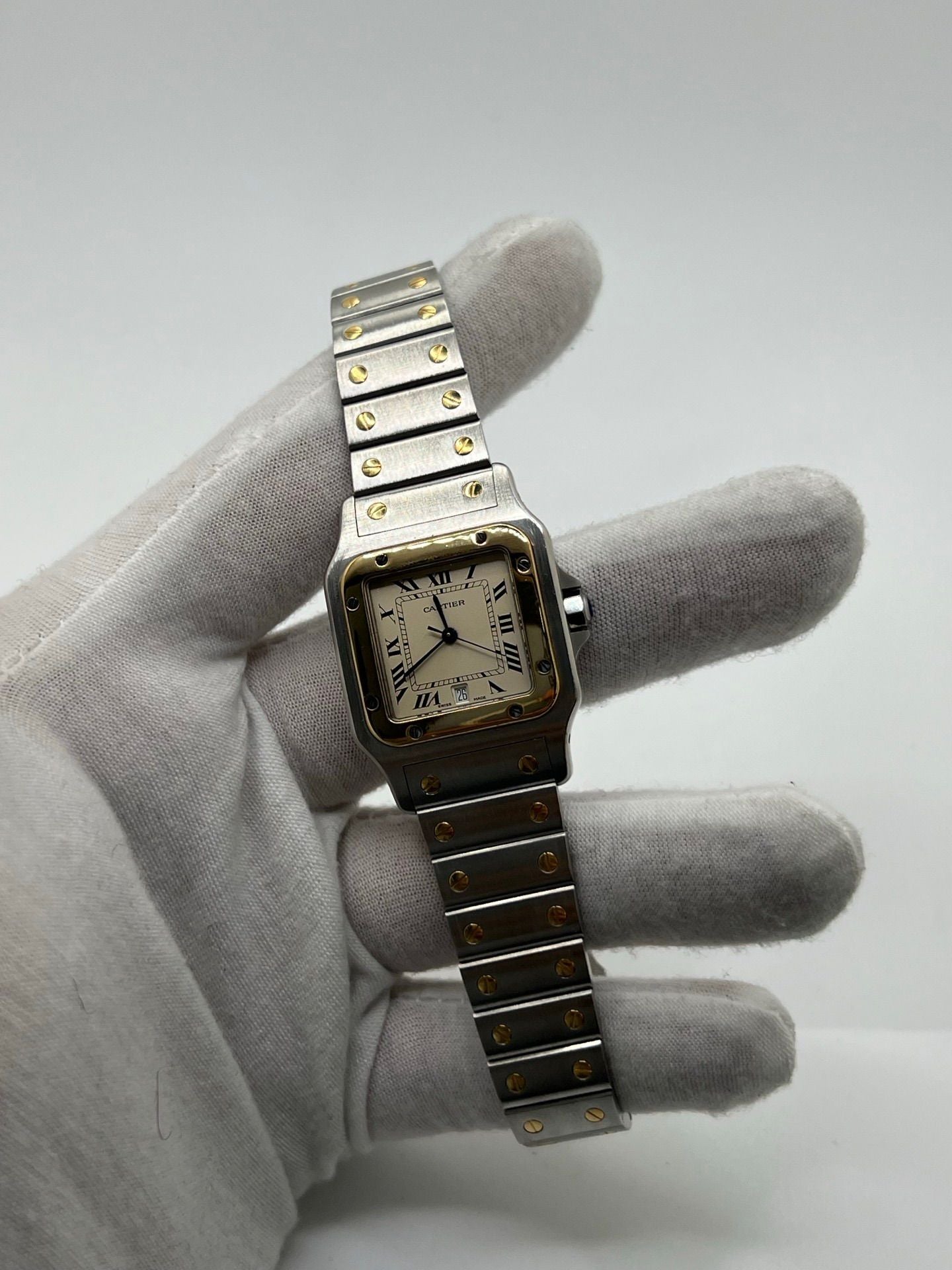 Montre Santos Galbée référence 1566 en acier, au boîtier arrondi emblématique et au bracelet intégré à vis apparentes. Modèle élégant au cadran épuré, apprécié pour son style intemporel et sa silhouette galbée confortable. Pièce horlogère recherchée par les amateurs de montres classiques et de design iconique.