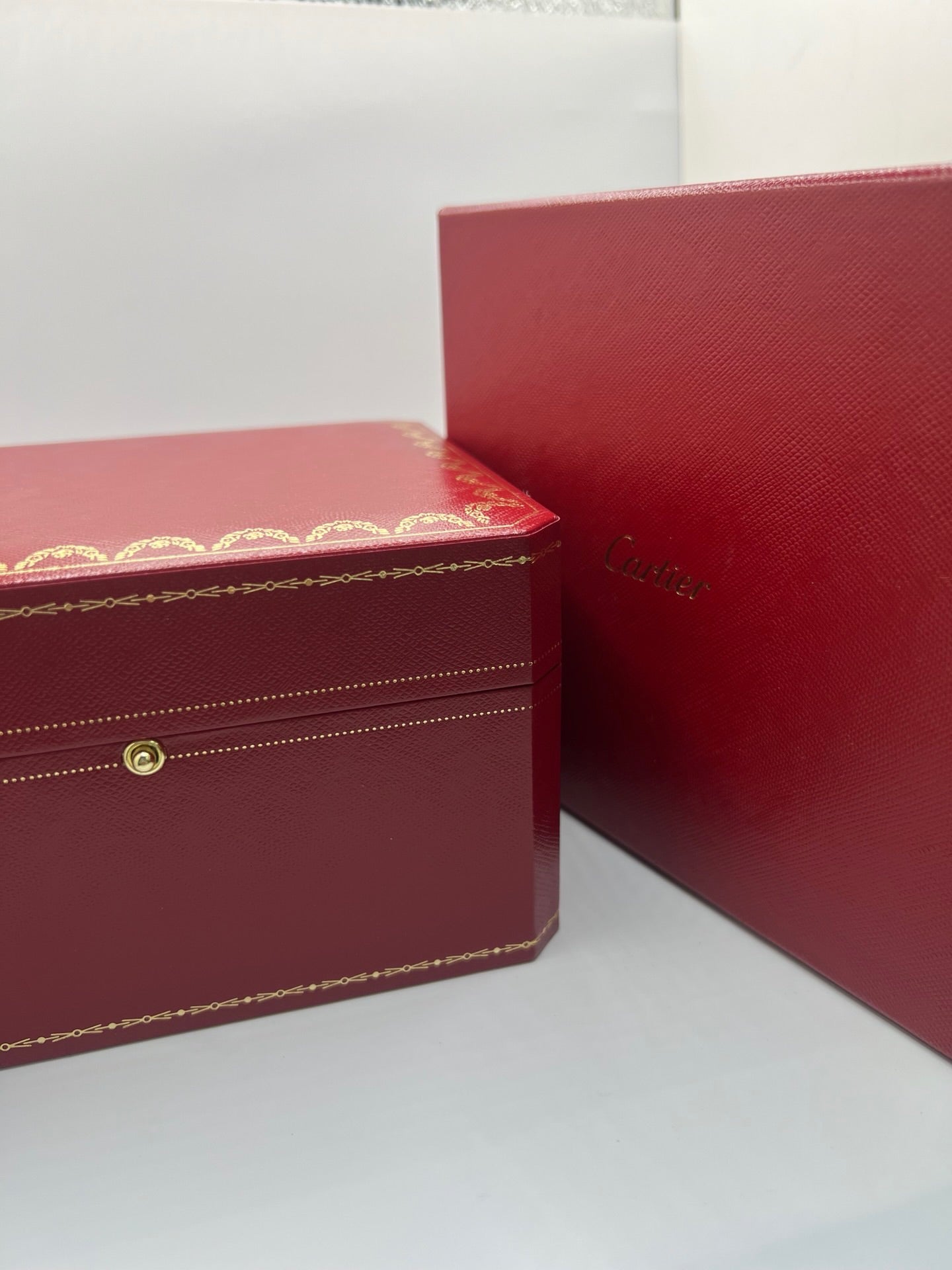 Montre Cartier Santos Lady en acier pour femme, modèle vintage à remontage automatique avec cadran blanc à chiffres romains, boîtier rectangulaire 24 x 35 mm, verre saphir et bracelet acier. Cette montre d’occasion en très bon état présente de légères traces d’usure discrètes. Livrée avec son coffret d’origine, sans papiers, cette Cartier Santos Lady allie élégance intemporelle, raffinement horloger et style iconique pour une collection de montres de luxe femme.