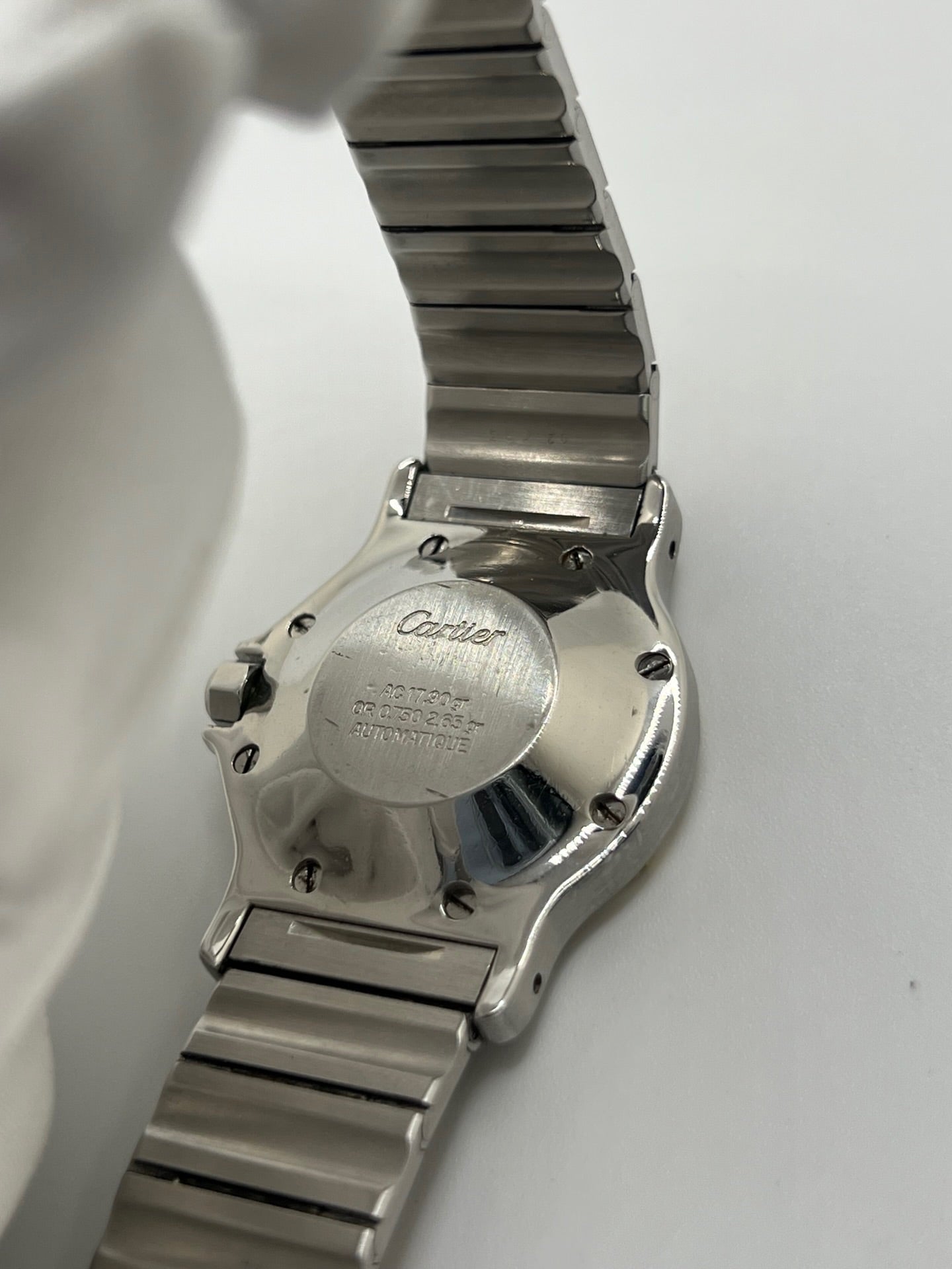 Montre Cartier Santos Octogonale 2966 en acier et or avec mouvement automatique, cadran blanc à chiffres romains et verre saphir. Modèle vintage élégant de 30 mm avec bracelet assorti et fonction date. Pièce d’occasion en très bon état, présentant de légères micro-rayures. Design iconique, idéal pour homme ou unisexe, livré avec coffret d’origine, disponible immédiatement à Paris.
