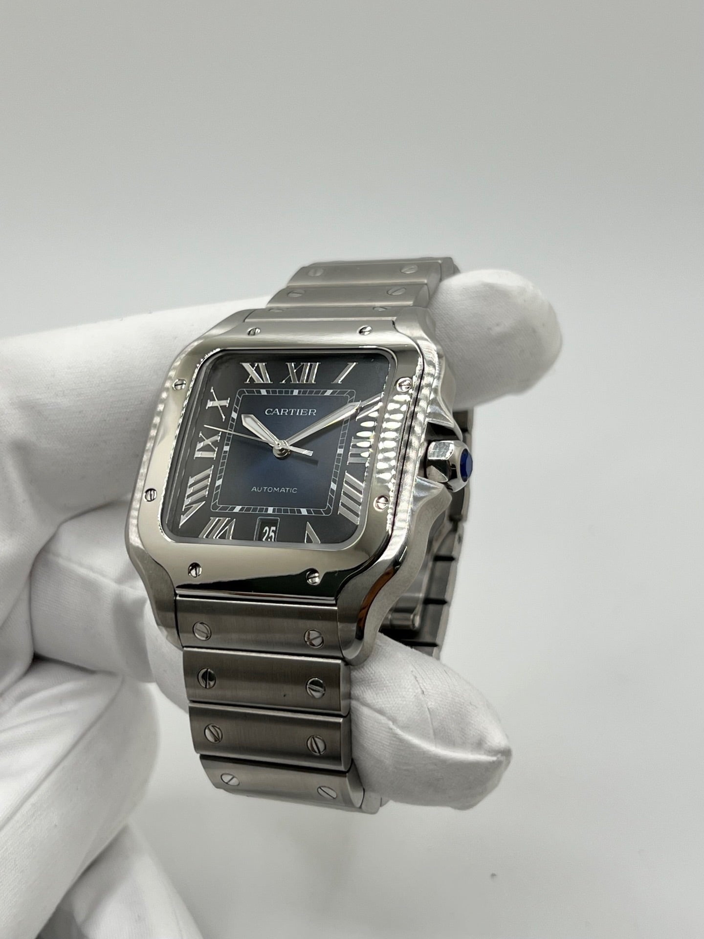 Montre Cartier Santos WSSA0030 en acier avec boîtier carré de 39,8 x 40 mm, cadran bleu à chiffres romains et aiguilles luminescentes. Modèle automatique équipé du calibre 1847 MC avec fonction date et verre saphir. Bracelet acier avec boucle déployante assurant confort et élégance. Montre de luxe sportive et iconique, idéale pour un usage quotidien ou une collection horlogère raffinée. Pièce d’occasion en très bon état, révisée, avec coffret et papiers d’origine.