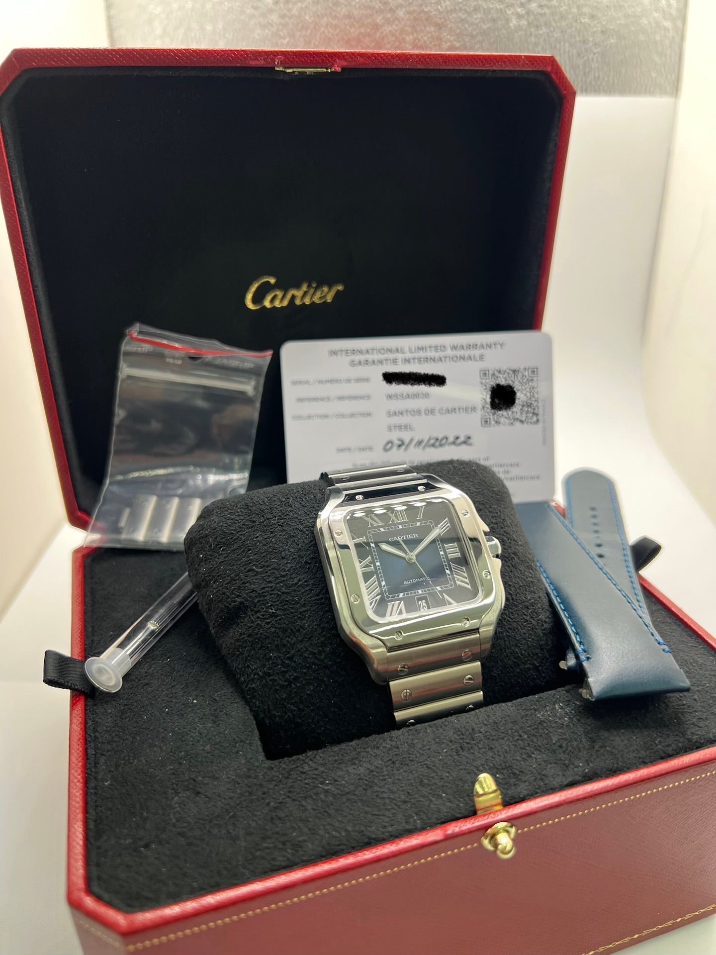 Montre Cartier Santos WSSA0030 en acier avec boîtier carré de 39,8 x 40 mm, cadran bleu à chiffres romains et aiguilles luminescentes. Modèle automatique équipé du calibre 1847 MC avec fonction date et verre saphir. Bracelet acier avec boucle déployante assurant confort et élégance. Montre de luxe sportive et iconique, idéale pour un usage quotidien ou une collection horlogère raffinée. Pièce d’occasion en très bon état, révisée, avec coffret et papiers d’origine.