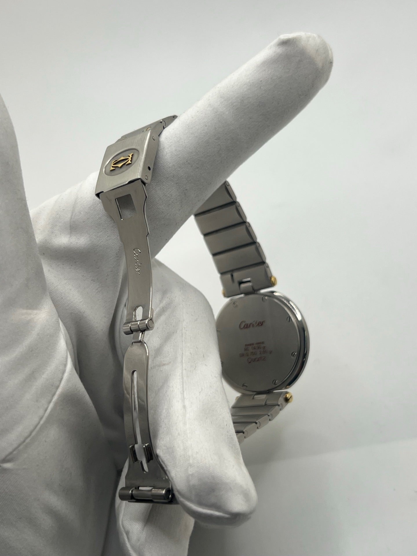 Montre Cartier Santos Ronde d'occasion en très bon état, boîtier or/acier de 33 mm avec lunette en or jaune et cadran blanc à chiffres romains. Mouvement quartz précis, verre saphir résistant aux rayures. Bracelet assorti or/acier avec boucle du même matériau. Livrée avec coffret d’origine, sans papiers. Parfaite pour collectionneurs ou amateurs de montres élégantes, disponible en stock à Paris, prix négociable