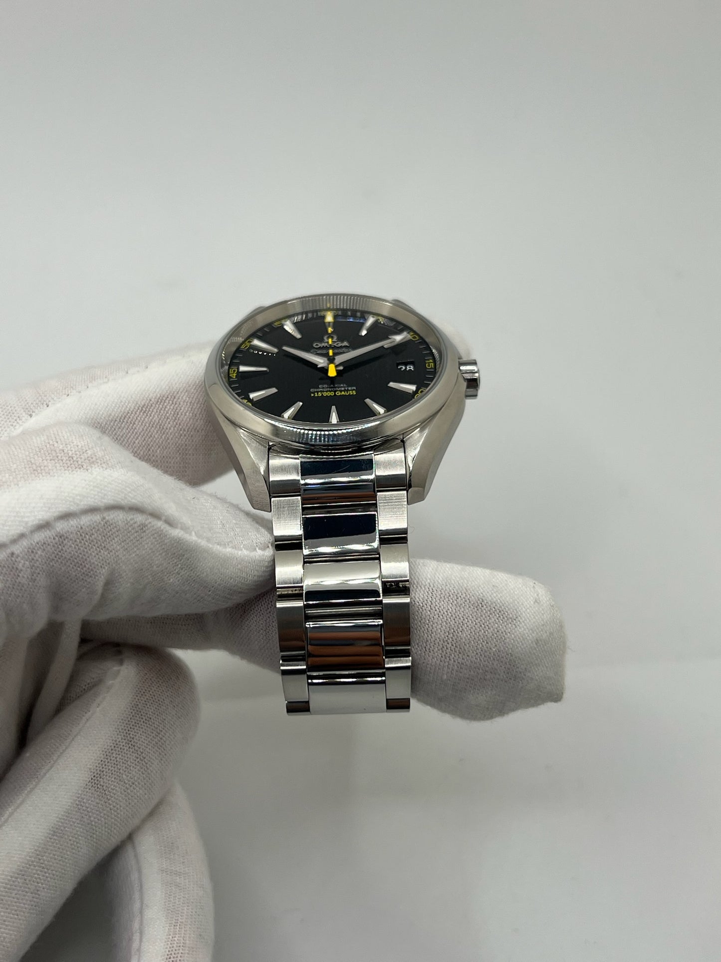 Omega Seamaster Aqua Terra 41,5 mm en acier inoxydable avec cadran noir épuré et index appliqués. Équipée du mouvement automatique calibre 8508 offrant 60 heures de réserve de marche et fonction date. Boîtier étanche 15 ATM, verre saphir résistant aux rayures et bracelet acier avec boucle déployante. Montre au style élégant et sportif, idéale au quotidien comme en tenue habillée. Modèle emblématique apprécié pour sa fiabilité et sa précision chronométrique.