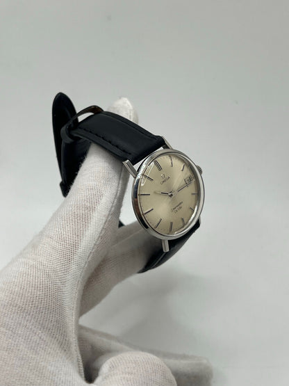 Montre Omega Seamaster DeVille vintage des années 60, à remontage manuel avec calibre 611. Boîtier en acier de 34 mm, cadran argent et bracelet en cuir. Ce modèle emblématique allie élégance et précision horlogère. Parfaite pour les amateurs de montres anciennes, cette Seamaster DeVille incarne le savoir-faire intemporel d’Omega.