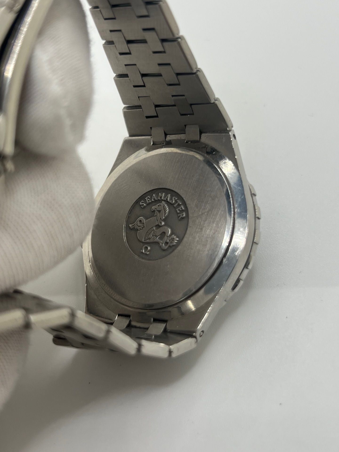 Montre de plongée vintage Omega Seamaster Jacques Mayol 120 référence 396.0900 en acier, équipée d’un mouvement quartz calibre 1337. Modèle de collection rare avec cadran noir, boîtier de 37 mm et bracelet acier. Montre iconique des années 1980, appréciée des amateurs de montres de plongée pour son style classique et son histoire liée à l’apnéiste Jacques Mayol.