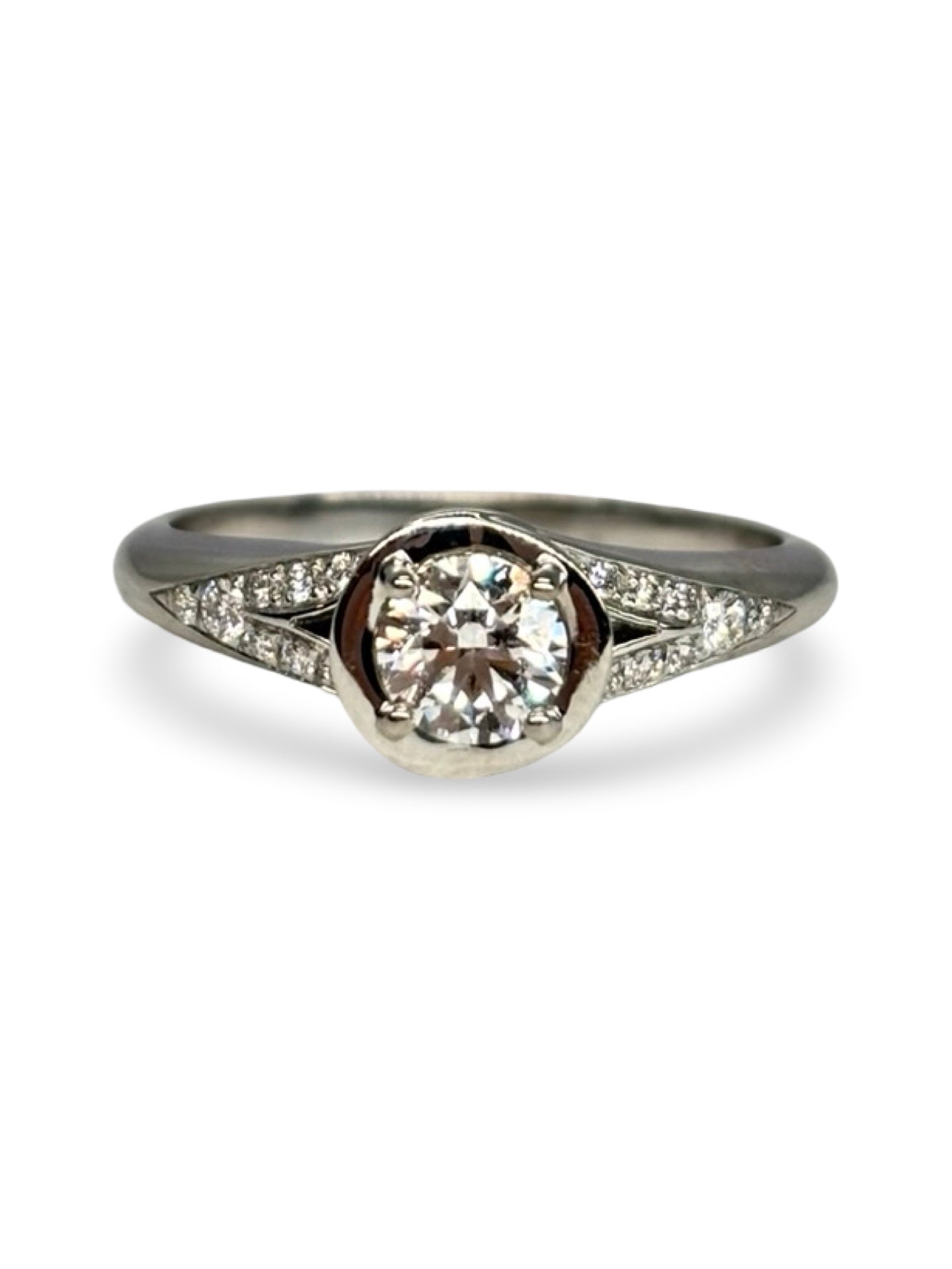 Solitaire Bulgari Incontro D'Amore en platine 950 serti d’un diamant taille brillant de 0,60 carat. Cette bague de fiançailles de luxe reflète l’élégance et le savoir-faire de la maison Bulgari grâce à son design raffiné et intemporel. Le platine met en valeur l’éclat du diamant, faisant de ce solitaire un bijou d’exception idéal pour célébrer un engagement ou enrichir une collection de joaillerie.