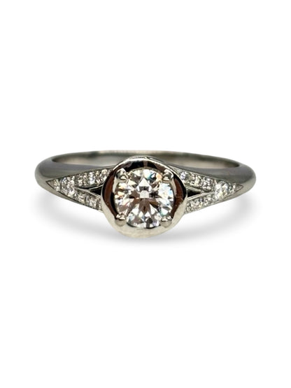 Solitaire Bulgari Incontro D'Amore en platine 950 serti d’un diamant taille brillant de 0,60 carat. Cette bague de fiançailles de luxe reflète l’élégance et le savoir-faire de la maison Bulgari grâce à son design raffiné et intemporel. Le platine met en valeur l’éclat du diamant, faisant de ce solitaire un bijou d’exception idéal pour célébrer un engagement ou enrichir une collection de joaillerie.