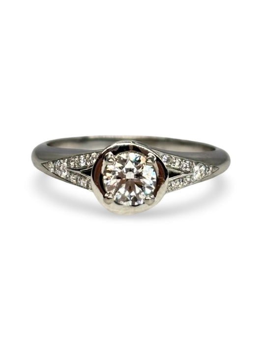 Solitaire Bulgari Incontro D'Amore en platine 950 serti d’un diamant taille brillant de 0,60 carat. Cette bague de fiançailles de luxe reflète l’élégance et le savoir-faire de la maison Bulgari grâce à son design raffiné et intemporel. Le platine met en valeur l’éclat du diamant, faisant de ce solitaire un bijou d’exception idéal pour célébrer un engagement ou enrichir une collection de joaillerie.
