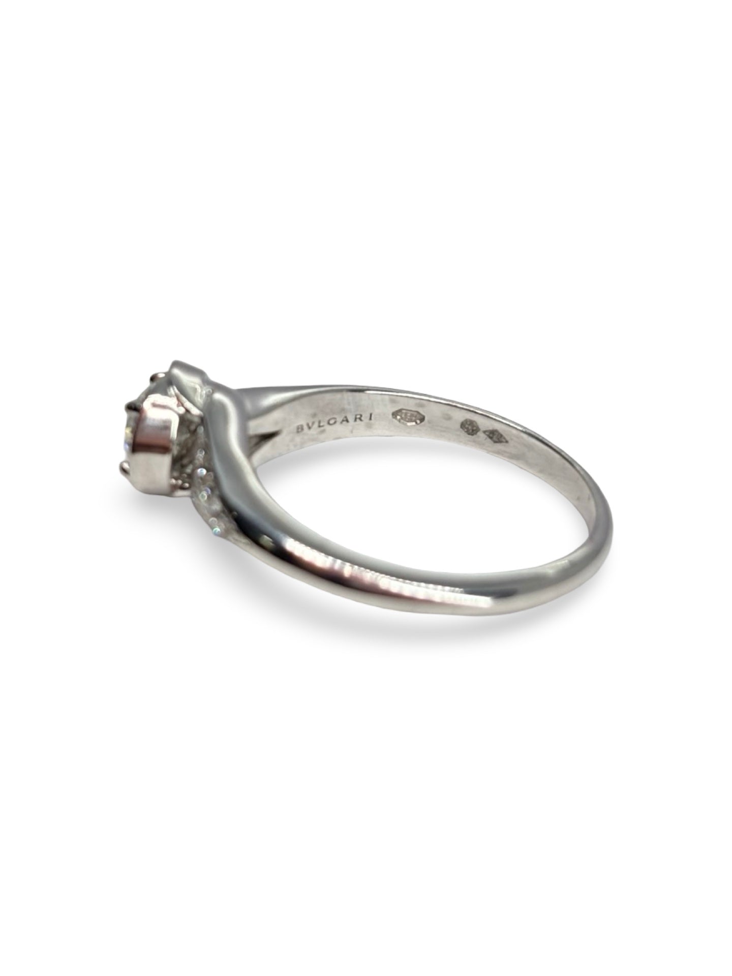 Solitaire Bulgari Incontro D'Amore en platine 950 serti d’un diamant taille brillant de 0,60 carat. Cette bague de fiançailles de luxe reflète l’élégance et le savoir-faire de la maison Bulgari grâce à son design raffiné et intemporel. Le platine met en valeur l’éclat du diamant, faisant de ce solitaire un bijou d’exception idéal pour célébrer un engagement ou enrichir une collection de joaillerie.