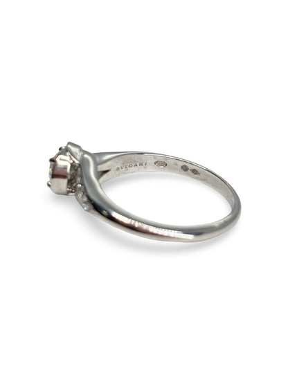 Solitaire Bulgari Incontro D'Amore en platine 950 serti d’un diamant taille brillant de 0,60 carat. Cette bague de fiançailles de luxe reflète l’élégance et le savoir-faire de la maison Bulgari grâce à son design raffiné et intemporel. Le platine met en valeur l’éclat du diamant, faisant de ce solitaire un bijou d’exception idéal pour célébrer un engagement ou enrichir une collection de joaillerie.