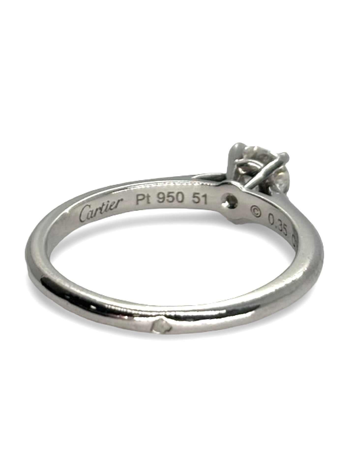 Solitaire Cartier 1895 en platine, alliant élégance historique et raffinement intemporel. Ce bijou d’exception met en valeur un diamant central de prestige dans un design épuré et sophistiqué. Idéal pour les collectionneurs et les amateurs de pièces vintage, ce solitaire symbolise le luxe et l’art joaillier de Cartier.