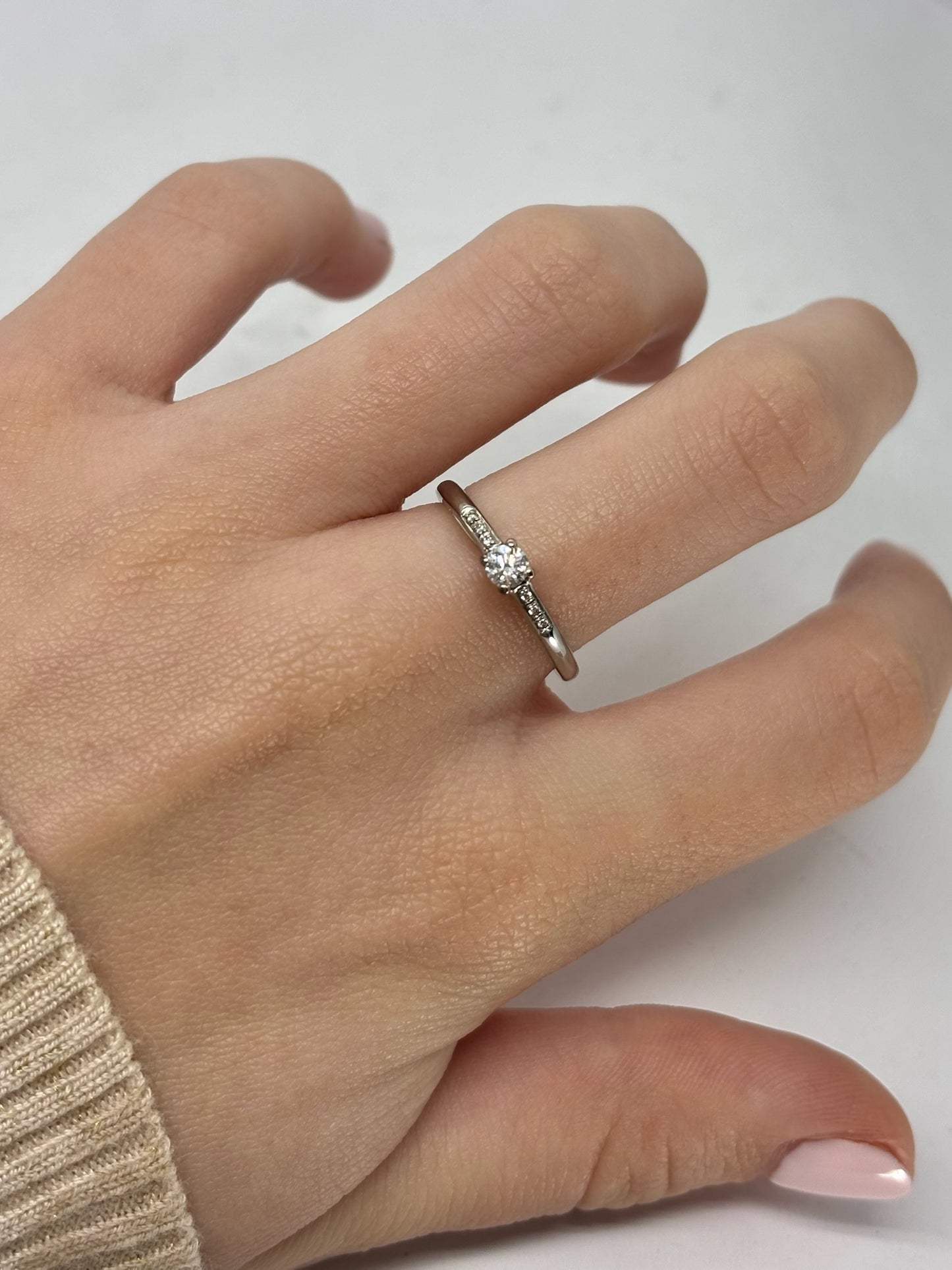 Solitaire « Tu es le sel de ma vie » en or blanc 18 carats serti de diamants. Bague élégante et romantique, symbole d’amour éternel, au design raffiné et lumineux. Idéale comme bague de fiançailles ou cadeau précieux, elle associe l’éclat des diamants à la pureté de l’or blanc pour une création intemporelle et sophistiquée.
