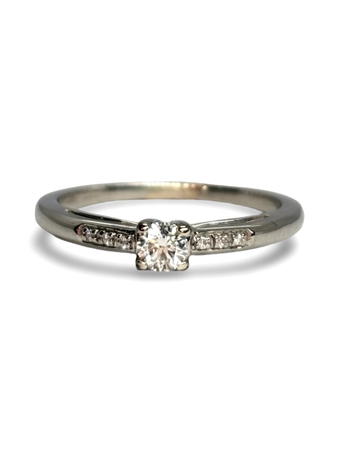 Solitaire « Tu es le sel de ma vie » en or blanc 18 carats serti de diamants. Bague élégante et romantique, symbole d’amour éternel, au design raffiné et lumineux. Idéale comme bague de fiançailles ou cadeau précieux, elle associe l’éclat des diamants à la pureté de l’or blanc pour une création intemporelle et sophistiquée.
