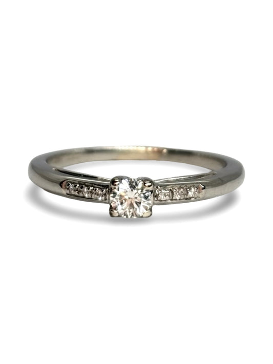 Solitaire « Tu es le sel de ma vie » en or blanc 18 carats serti de diamants. Bague élégante et romantique, symbole d’amour éternel, au design raffiné et lumineux. Idéale comme bague de fiançailles ou cadeau précieux, elle associe l’éclat des diamants à la pureté de l’or blanc pour une création intemporelle et sophistiquée.

