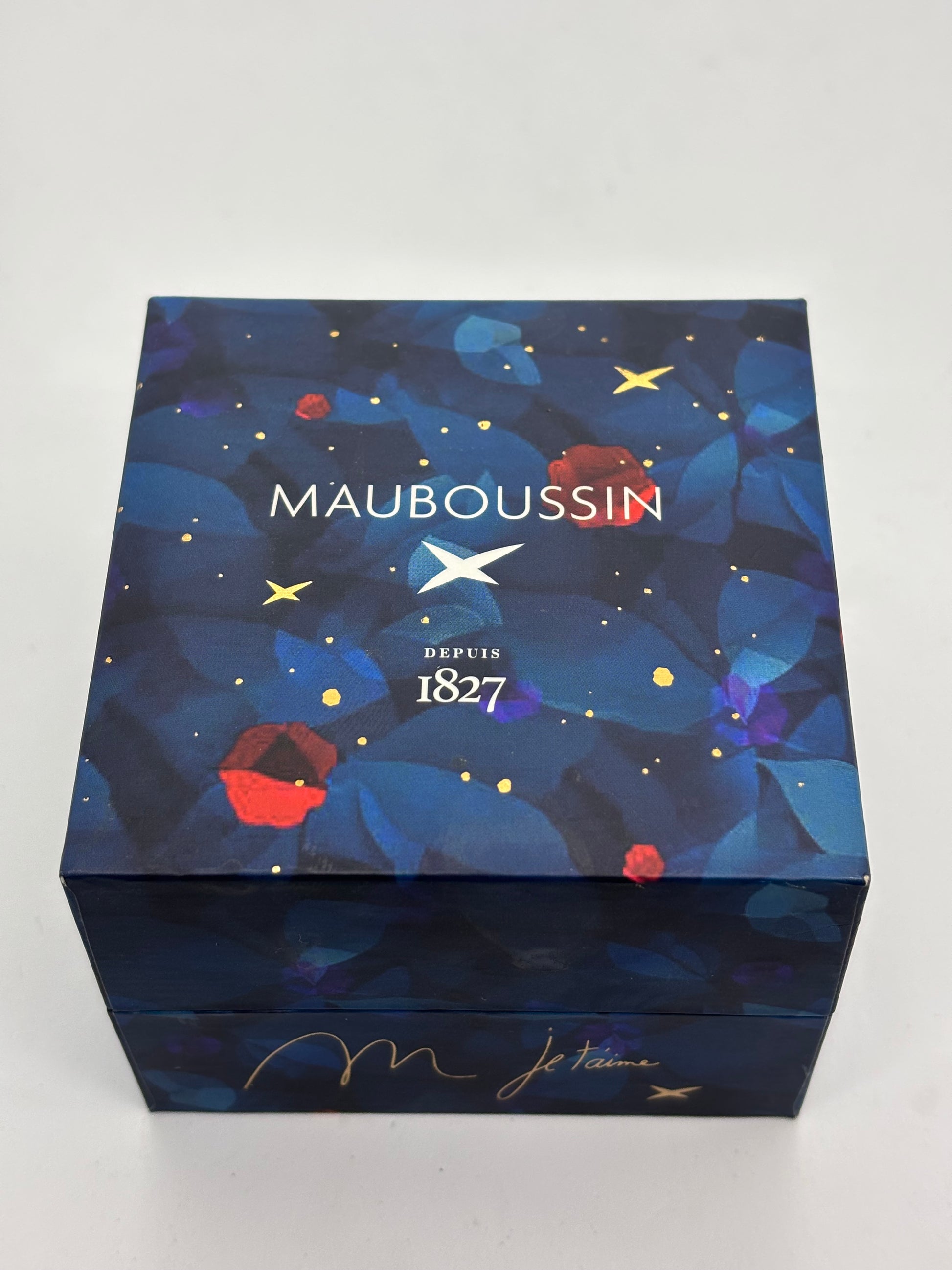 Solitaire en or blanc raffiné, orné d’un diamant central de 0,40 carat d’une brillance exceptionnelle. Alliance parfaite entre élégance intemporelle et éclat discret, ce bijou symbolise la pureté et l’amour éternel. Une création précieuse idéale pour une demande en mariage ou un cadeau d’exception.