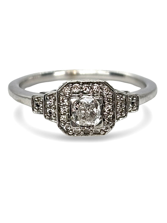 Solitaire en or blanc raffiné, orné d’un diamant central de 0,40 carat d’une brillance exceptionnelle. Alliance parfaite entre élégance intemporelle et éclat discret, ce bijou symbolise la pureté et l’amour éternel. Une création précieuse idéale pour une demande en mariage ou un cadeau d’exception.