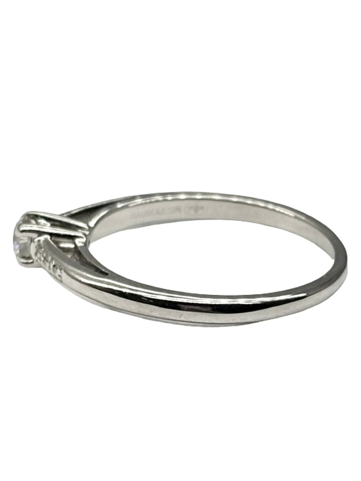 Bague solitaire Mauboussin modèle « Tu es le sel de ma vie » en or blanc 18K (750 millièmes), sublimée par de délicats diamants naturels d’un poids total de 0,13 carat. Ce bijou raffiné de la maison Mauboussin séduit par son design élégant et symbolique, idéal pour exprimer un amour précieux. Cette bague en or blanc et diamants apporte une touche de lumière à chaque main. Un solitaire de luxe intemporel, parfait pour un cadeau romantique ou une occasion spéciale.