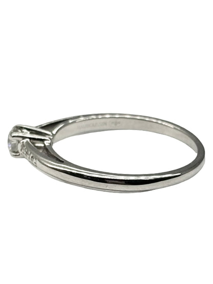Bague solitaire Mauboussin modèle « Tu es le sel de ma vie » en or blanc 18K (750 millièmes), sublimée par de délicats diamants naturels d’un poids total de 0,13 carat. Ce bijou raffiné de la maison Mauboussin séduit par son design élégant et symbolique, idéal pour exprimer un amour précieux. Cette bague en or blanc et diamants apporte une touche de lumière à chaque main. Un solitaire de luxe intemporel, parfait pour un cadeau romantique ou une occasion spéciale.