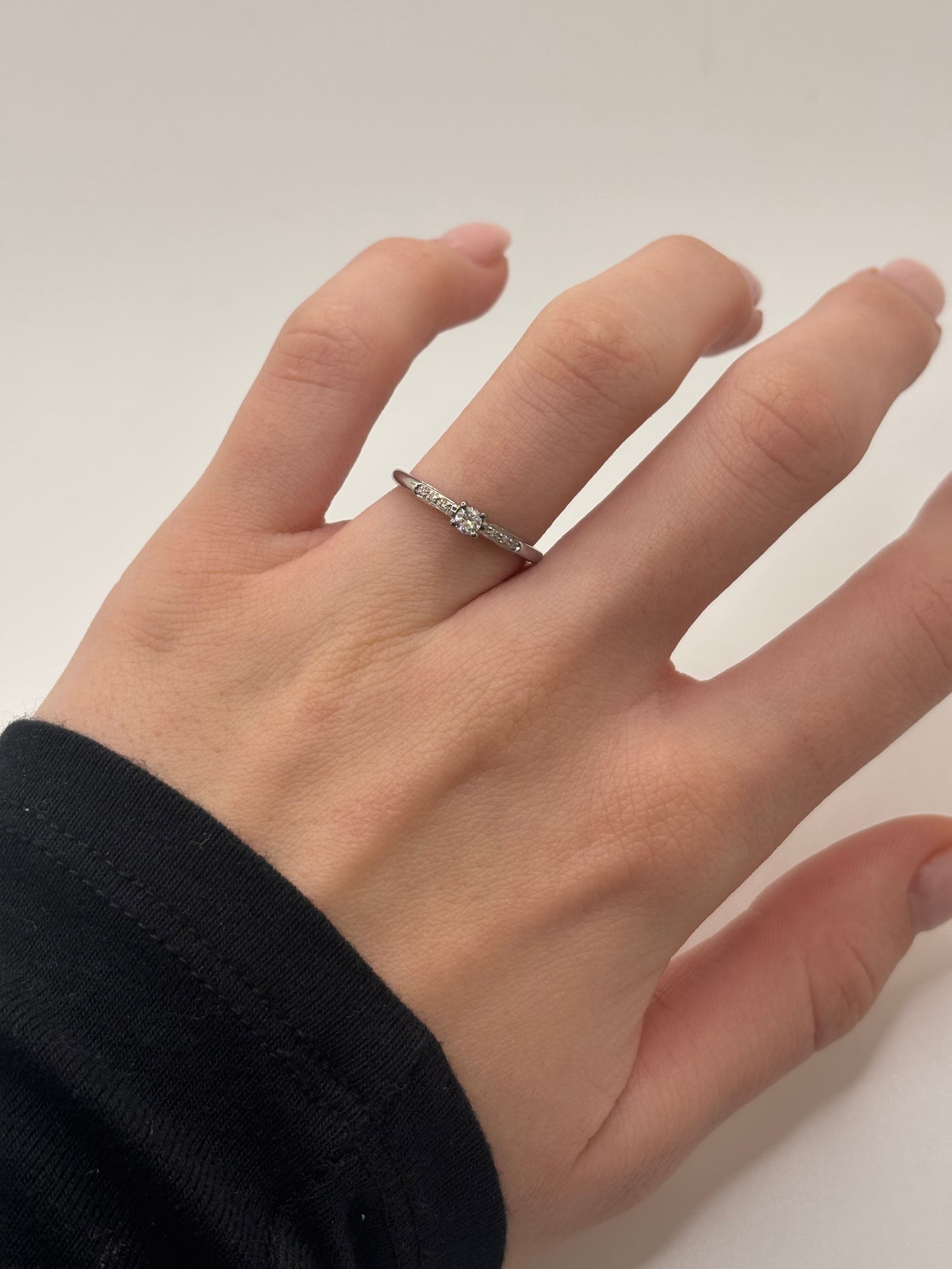 Solitaire Mauboussin en or blanc serti d’un diamant de 0,16 carat, au design élégant et épuré. Ce bijou raffiné met en valeur l’éclat du diamant, sublimé par la finesse de l’or blanc. Une bague intemporelle et lumineuse, idéale pour les amateurs de joaillerie précieuse, de pièces uniques et de bijoux sophistiqués au style classique.