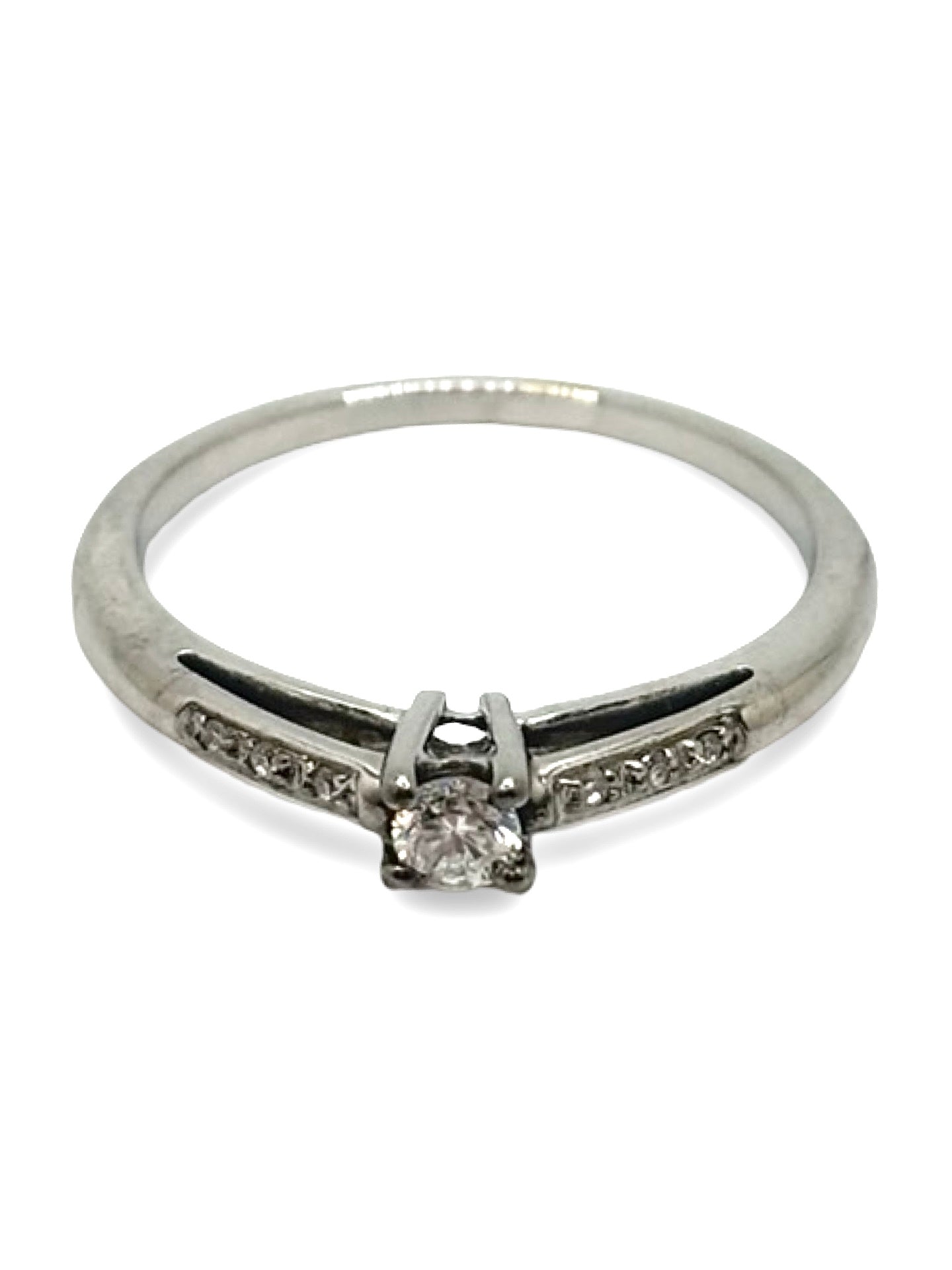 Solitaire Mauboussin en or blanc serti d’un diamant de 0,16 carat, au design élégant et épuré. Ce bijou raffiné met en valeur l’éclat du diamant, sublimé par la finesse de l’or blanc. Une bague intemporelle et lumineuse, idéale pour les amateurs de joaillerie précieuse, de pièces uniques et de bijoux sophistiqués au style classique.