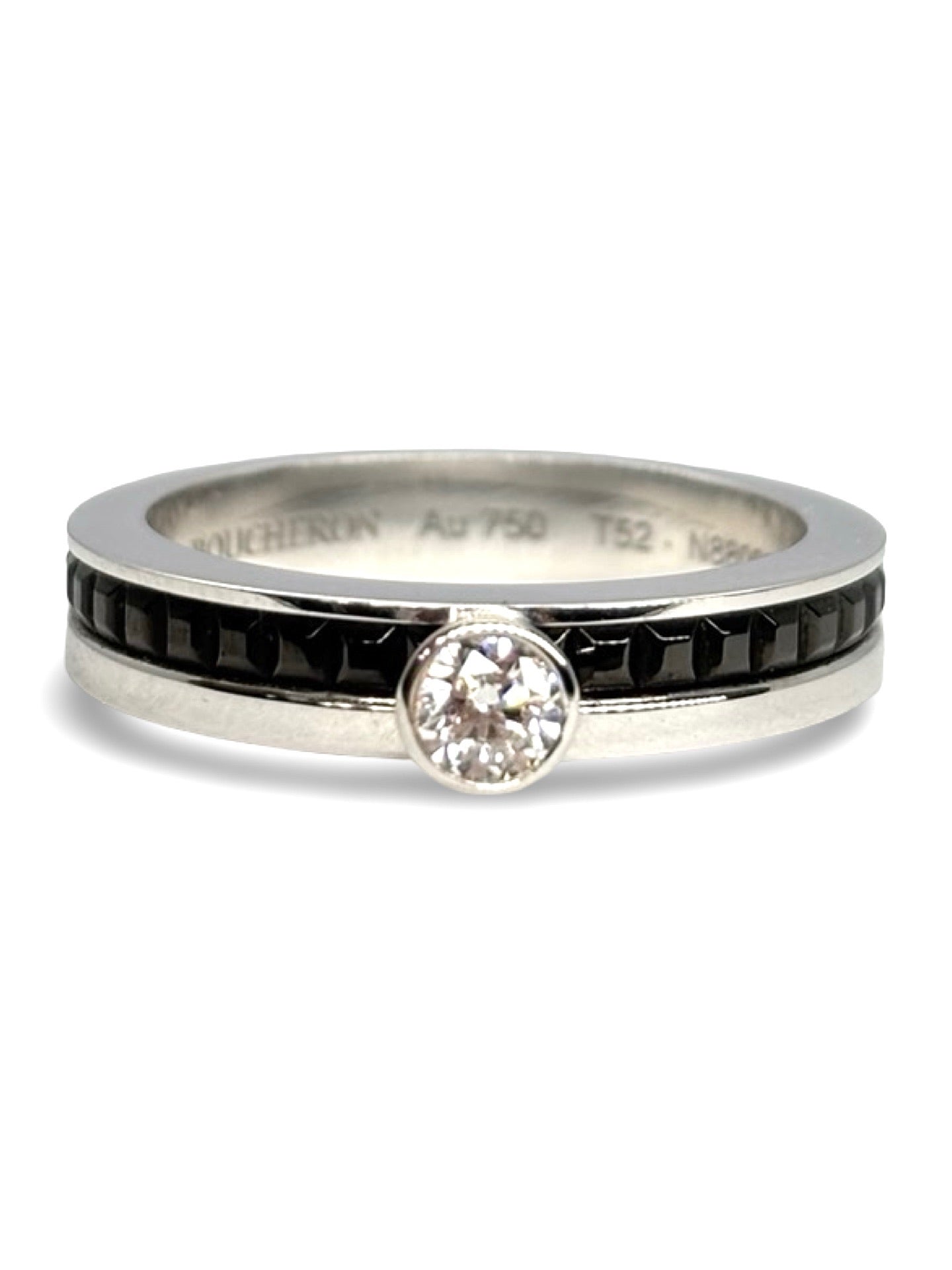 Solitaire Quatre de Boucheron en or blanc 18 carats, serti d’un diamant de 0,25 carat et d’une pierre d’onyx noir. Ce bijou emblématique allie modernité et élégance intemporelle, offrant un contraste saisissant entre l’éclat du diamant et la profondeur intense de l’onyx. Raffiné et unique, ce solitaire sublime le doigt avec sophistication, incarnant le savoir-faire joaillier de Boucheron et un style précieux, contemporain et luxueux.