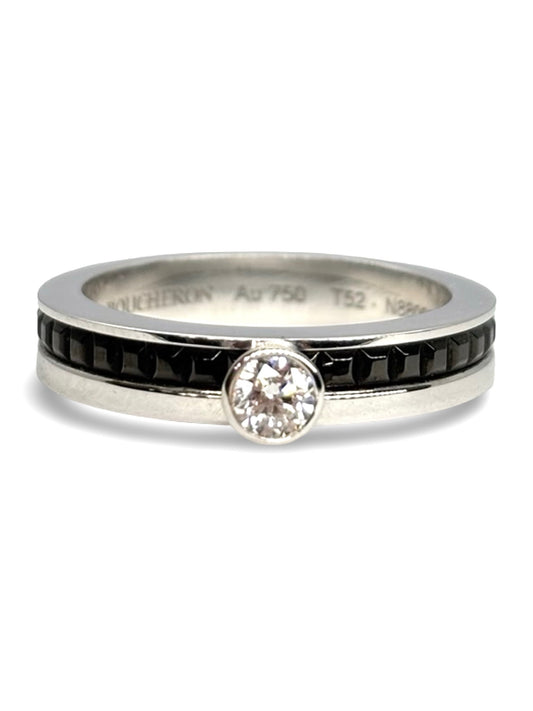 Solitaire Quatre de Boucheron en or blanc 18 carats, serti d’un diamant de 0,25 carat et d’une pierre d’onyx noir. Ce bijou emblématique allie modernité et élégance intemporelle, offrant un contraste saisissant entre l’éclat du diamant et la profondeur intense de l’onyx. Raffiné et unique, ce solitaire sublime le doigt avec sophistication, incarnant le savoir-faire joaillier de Boucheron et un style précieux, contemporain et luxueux.