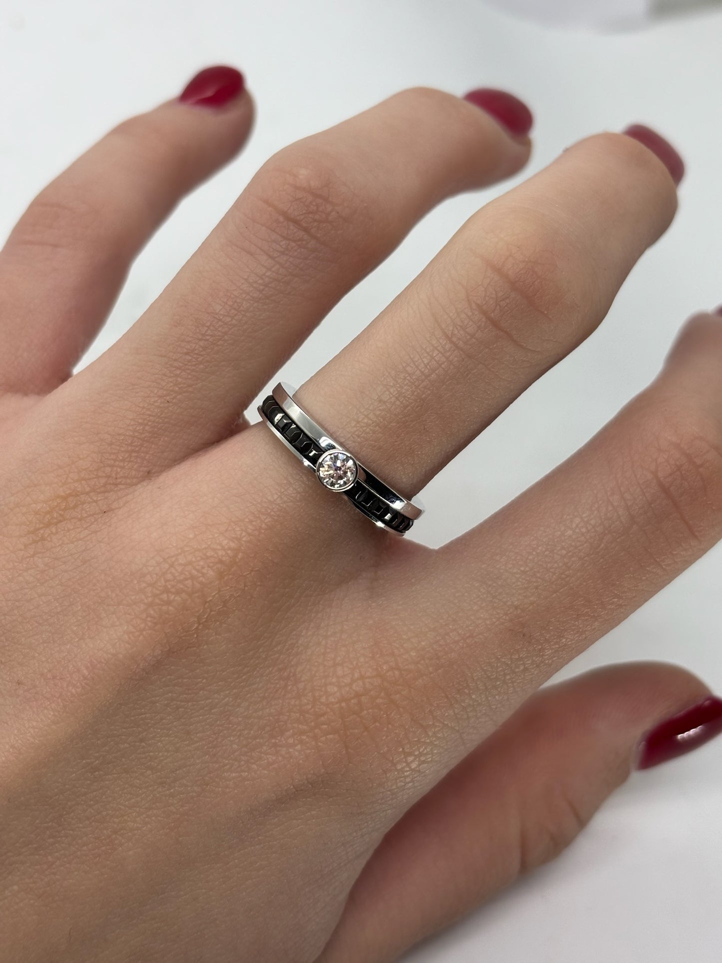 Solitaire Quatre de Boucheron en or blanc 18 carats, serti d’un diamant de 0,25 carat et d’une pierre d’onyx noir. Ce bijou emblématique allie modernité et élégance intemporelle, offrant un contraste saisissant entre l’éclat du diamant et la profondeur intense de l’onyx. Raffiné et unique, ce solitaire sublime le doigt avec sophistication, incarnant le savoir-faire joaillier de Boucheron et un style précieux, contemporain et luxueux.