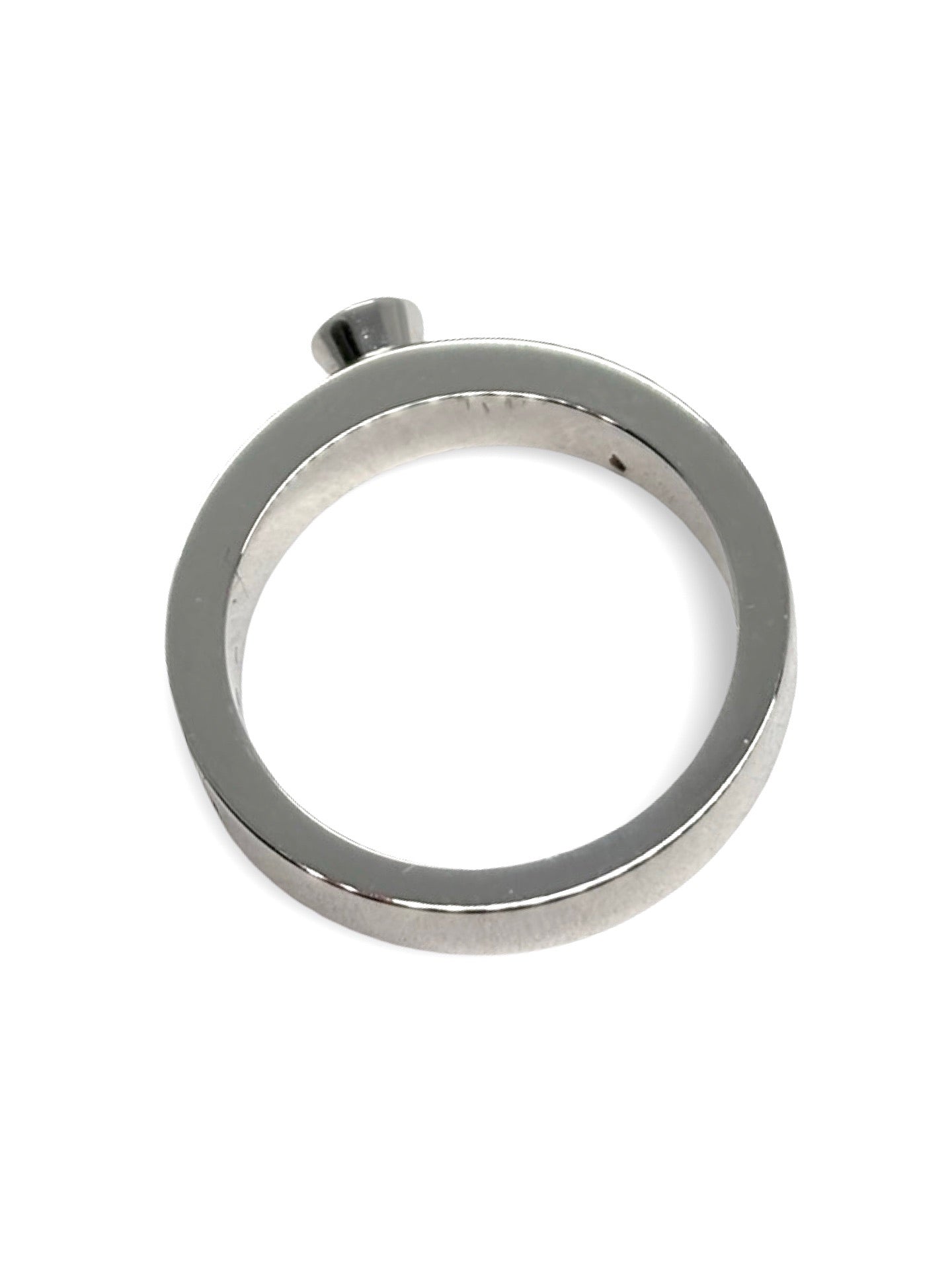 Solitaire Quatre de Boucheron en or blanc 18 carats, serti d’un diamant de 0,25 carat et d’une pierre d’onyx noir. Ce bijou emblématique allie modernité et élégance intemporelle, offrant un contraste saisissant entre l’éclat du diamant et la profondeur intense de l’onyx. Raffiné et unique, ce solitaire sublime le doigt avec sophistication, incarnant le savoir-faire joaillier de Boucheron et un style précieux, contemporain et luxueux.
