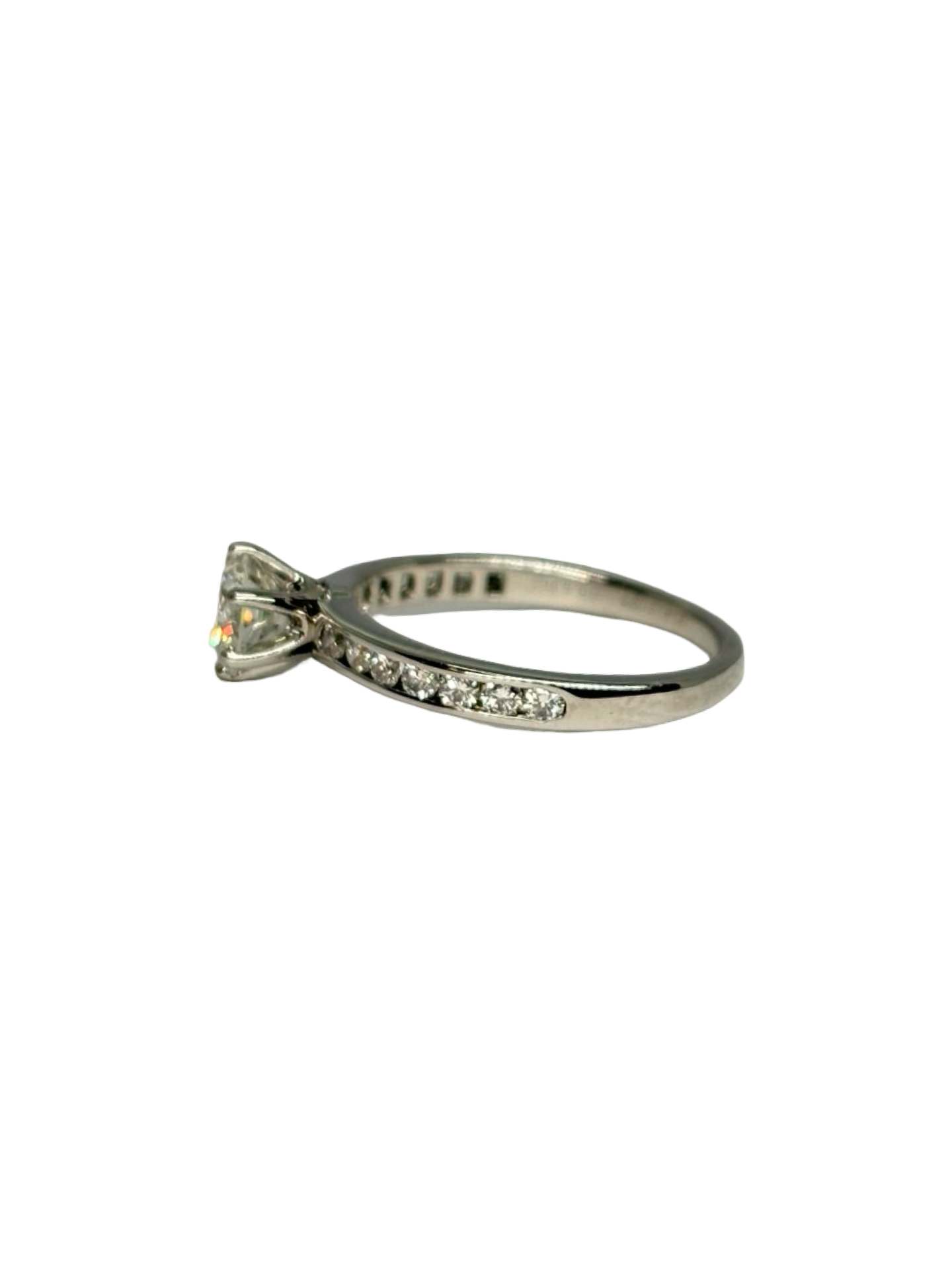 Bague solitaire Tiffany & Co en platine 950 sertie d’un diamant de 0,80 ct. Cette bague de joaillerie élégante séduit par son design intemporel et son diamant lumineux. Une création raffinée de la maison Tiffany & Co, idéale comme bague de fiançailles ou bijou précieux à offrir. Découvrez cette bague solitaire en platine 950, symbole d’élégance et de savoir-faire joaillier.