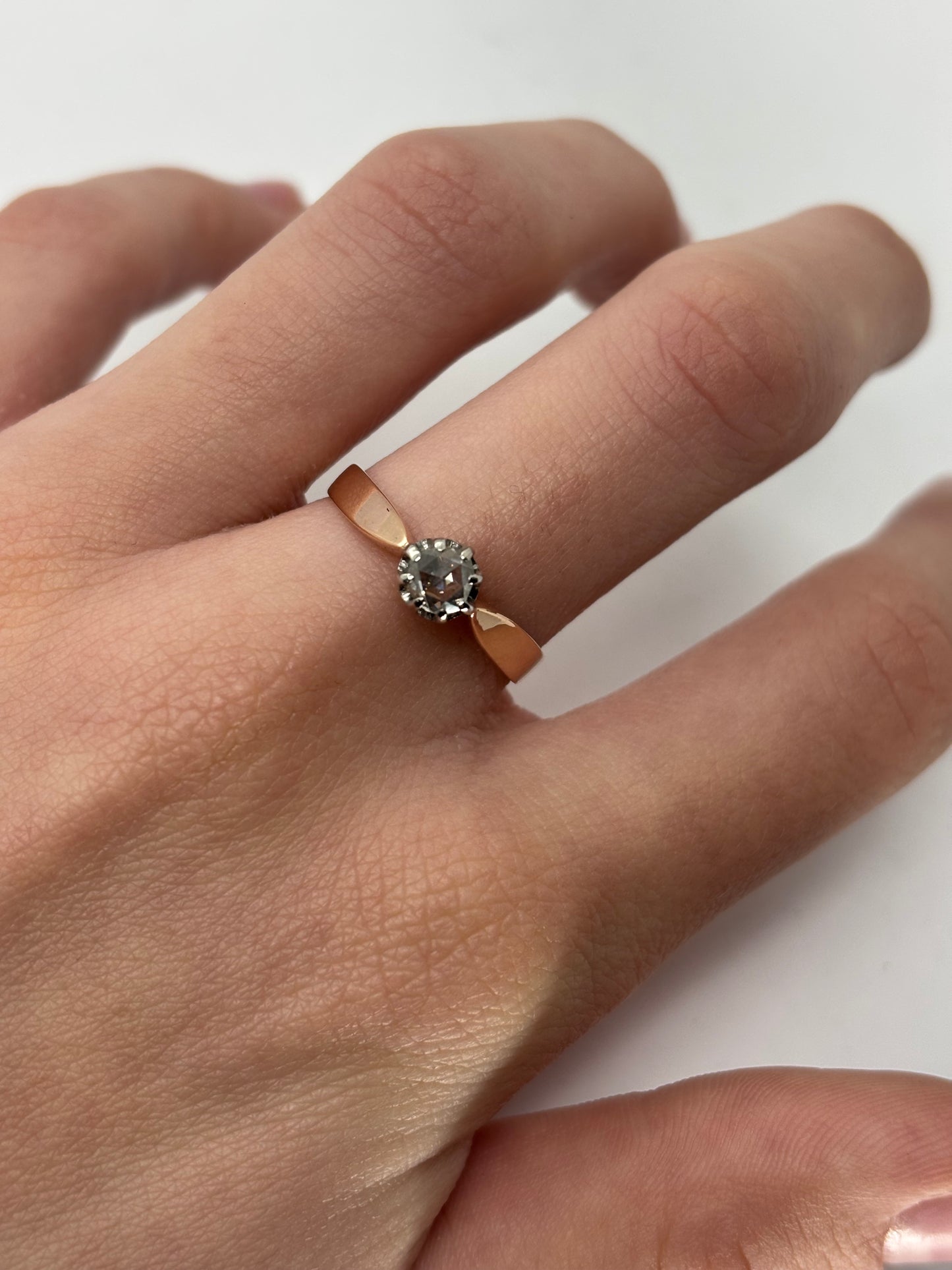 Solitaire ancien en or rose 18 carats serti d’un diamant de 0,40 carat. Cette bague ancienne au charme vintage séduit par son élégance intemporelle et la douceur lumineuse de l’or rose. Idéale comme bague de fiançailles ou bijou de caractère, elle allie raffinement, authenticité et éclat précieux dans un style délicat, romantique et sophistiqué.