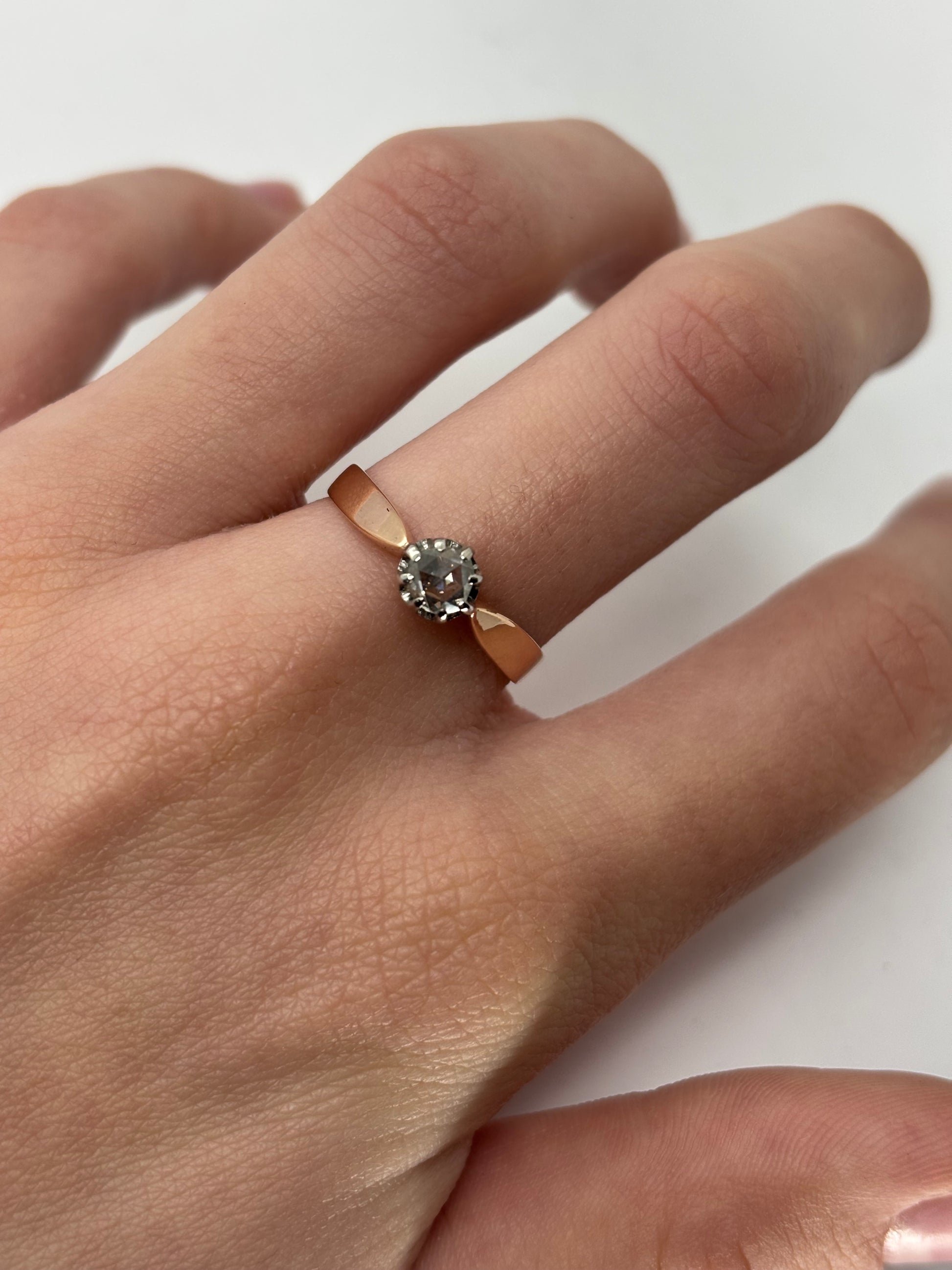 Solitaire ancien en or rose 18 carats serti d’un diamant de 0,40 carat. Cette bague ancienne au charme vintage séduit par son élégance intemporelle et la douceur lumineuse de l’or rose. Idéale comme bague de fiançailles ou bijou de caractère, elle allie raffinement, authenticité et éclat précieux dans un style délicat, romantique et sophistiqué.