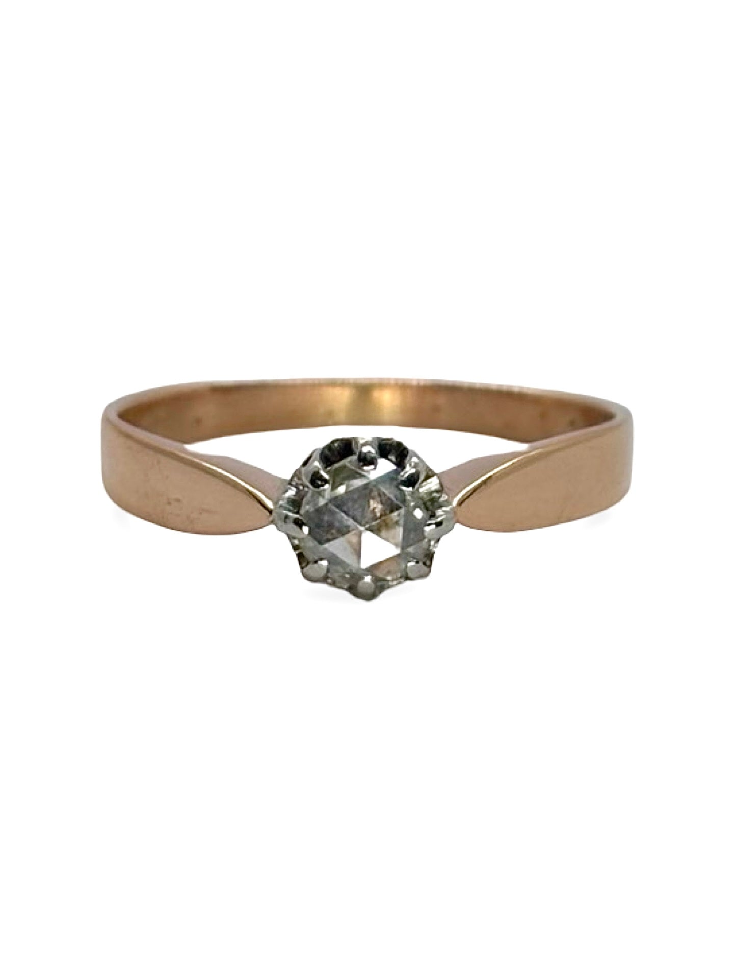 Solitaire ancien en or rose 18 carats serti d’un diamant de 0,40 carat. Cette bague ancienne au charme vintage séduit par son élégance intemporelle et la douceur lumineuse de l’or rose. Idéale comme bague de fiançailles ou bijou de caractère, elle allie raffinement, authenticité et éclat précieux dans un style délicat, romantique et sophistiqué.