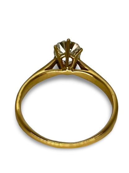 Solitaire en or jaune élégant, serti d’un diamant de 0,90 carat au scintillement intense. Ce bijou classique symbolise l’amour et l’engagement avec raffinement. Une pièce intemporelle qui allie la chaleur de l’or jaune à l’éclat exceptionnel du diamant, parfaite pour un cadeau précieux ou une demande en mariage.