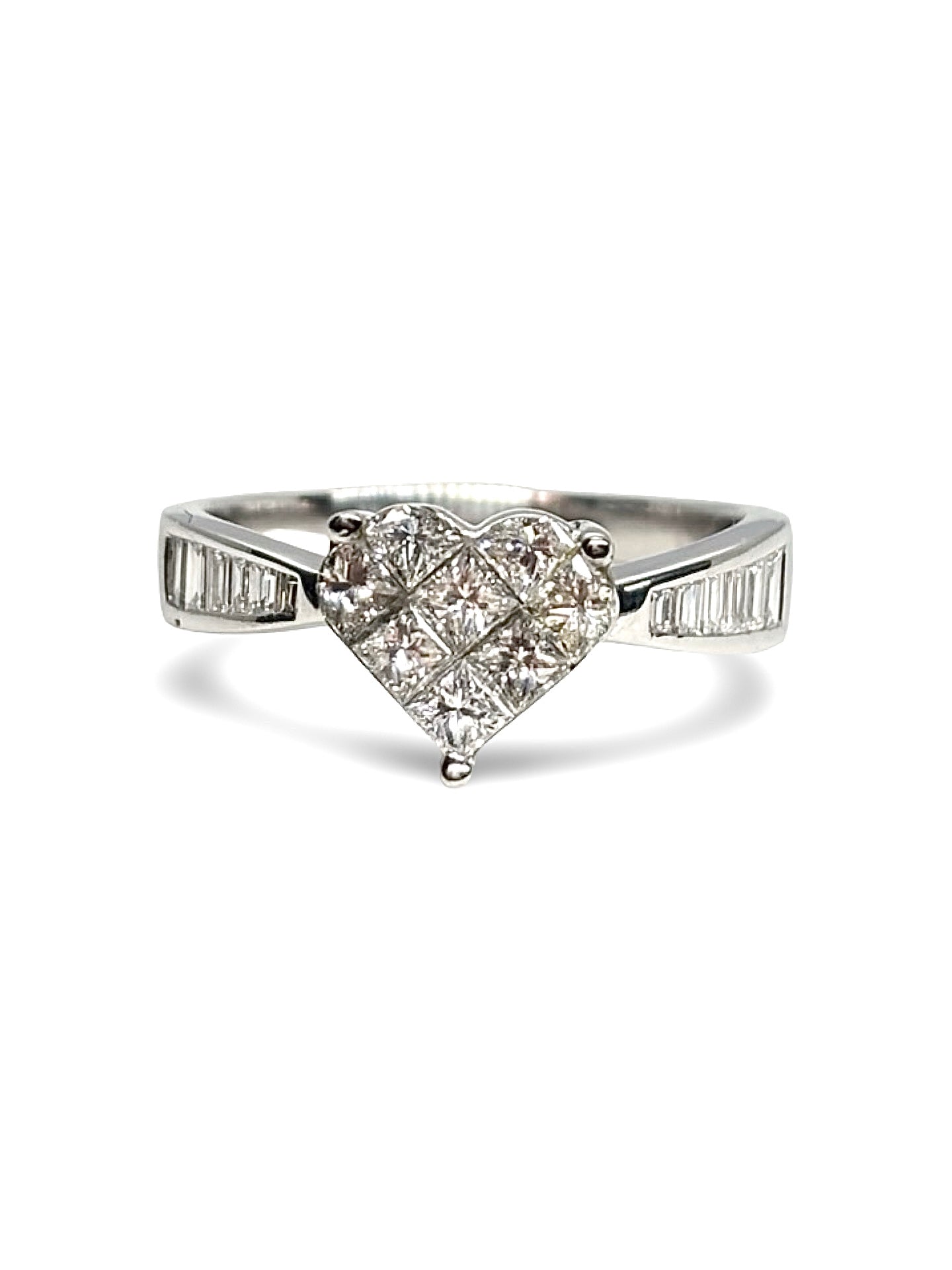 Solitaire cœur en or blanc 18 carats sublimé par un sertissage de diamants totalisant 0,79 carat. Cette bague élégante et romantique associe l’éclat de l’or blanc à la brillance des diamants pour un rendu raffiné. Un bijou intemporel, idéal pour célébrer un engagement, un anniversaire ou une occasion spéciale.