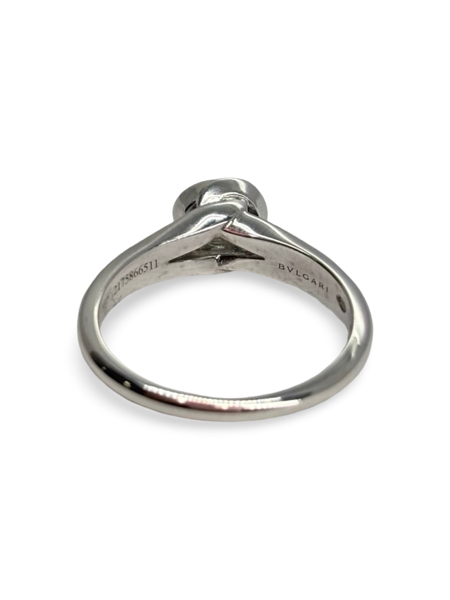 Solitaire Bulgari Incontro D'Amore en platine 950 serti d’un diamant taille brillant de 0,60 carat. Cette bague de fiançailles de luxe reflète l’élégance et le savoir-faire de la maison Bulgari grâce à son design raffiné et intemporel. Le platine met en valeur l’éclat du diamant, faisant de ce solitaire un bijou d’exception idéal pour célébrer un engagement ou enrichir une collection de joaillerie.