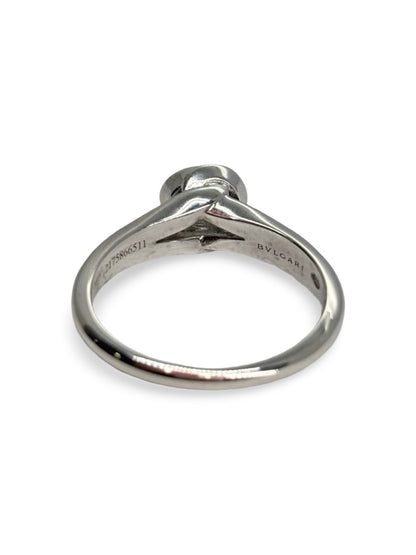 Solitaire Bulgari Incontro D'Amore en platine 950 serti d’un diamant taille brillant de 0,60 carat. Cette bague de fiançailles de luxe reflète l’élégance et le savoir-faire de la maison Bulgari grâce à son design raffiné et intemporel. Le platine met en valeur l’éclat du diamant, faisant de ce solitaire un bijou d’exception idéal pour célébrer un engagement ou enrichir une collection de joaillerie.